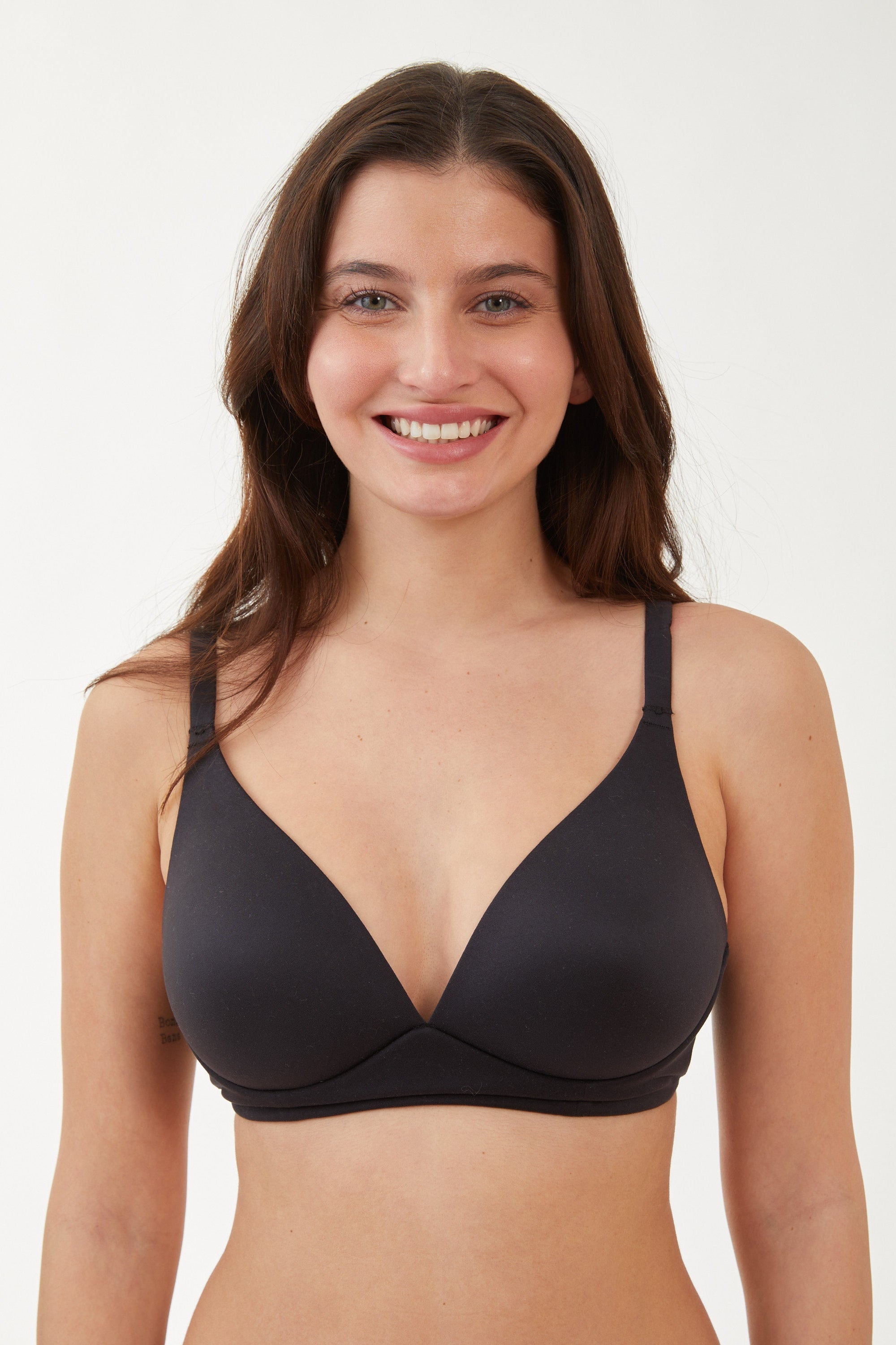 Olivia soft bra חזיית טופ ללא ברזל צבע שחור דגם