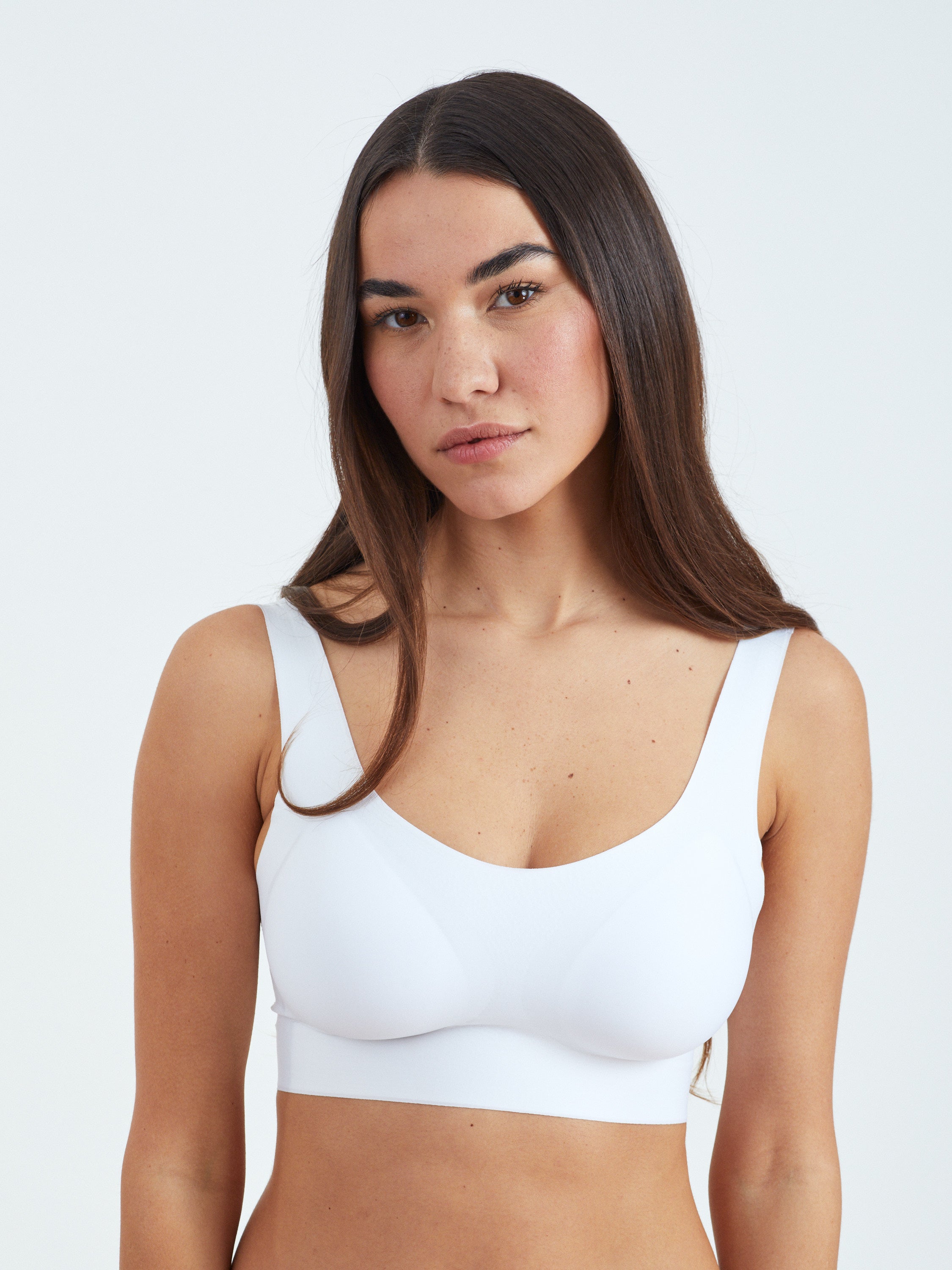 גוזיית טופ ללא תפר INVISIBLE- לבן