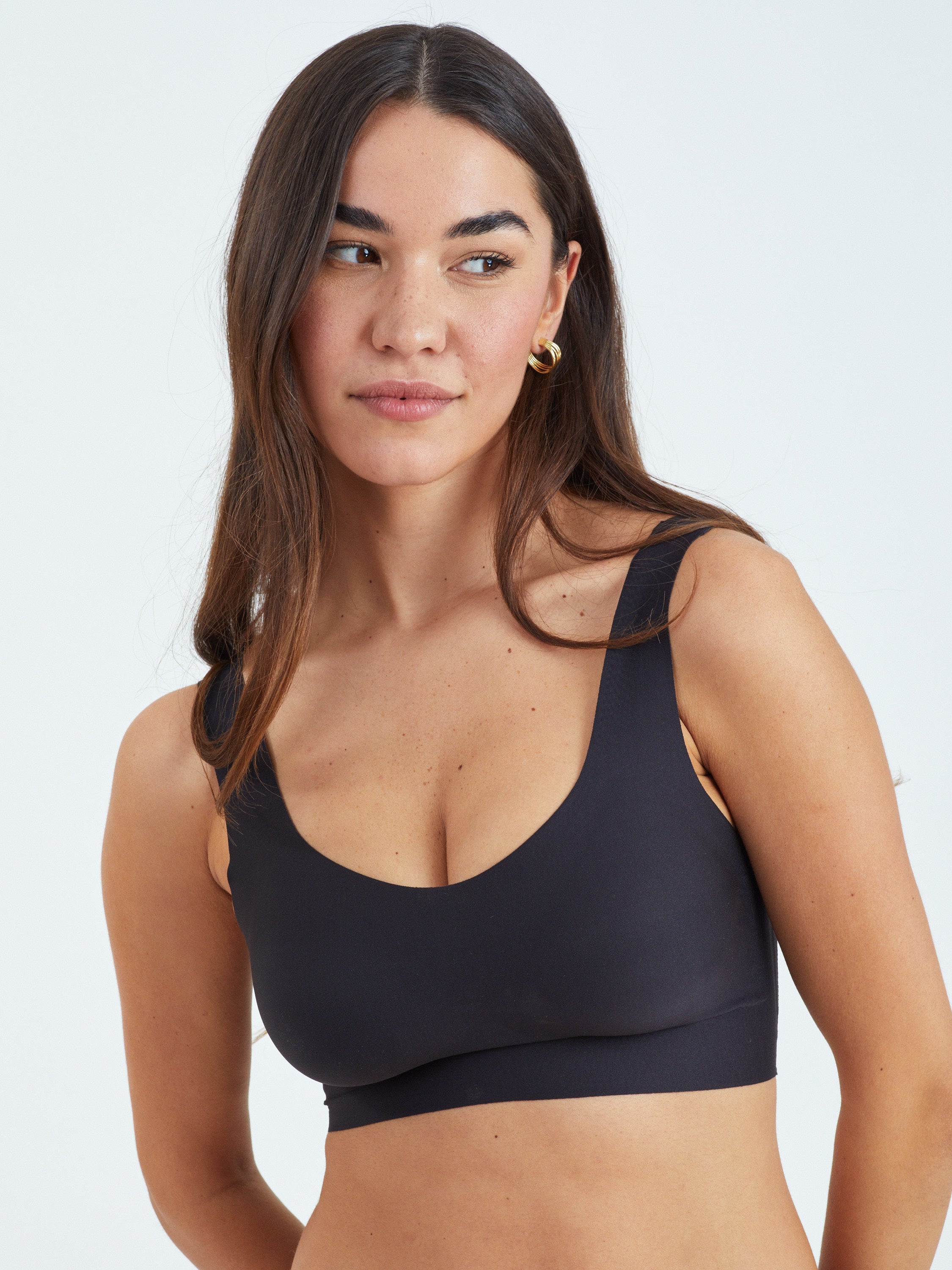 גוזיית טופ ללא תפר INVISIBLE - שחור