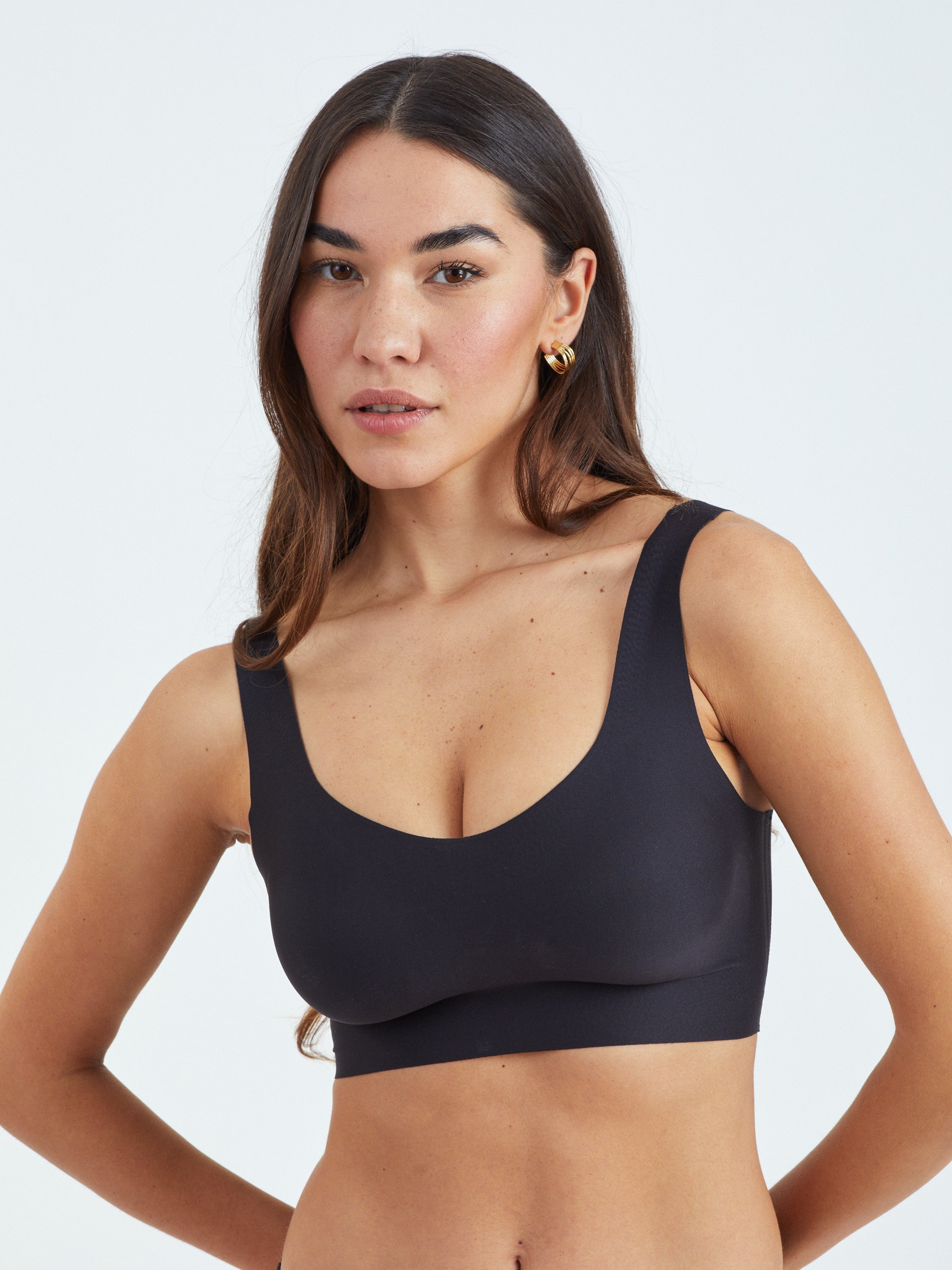 גוזיית טופ ללא תפר INVISIBLE - שחור