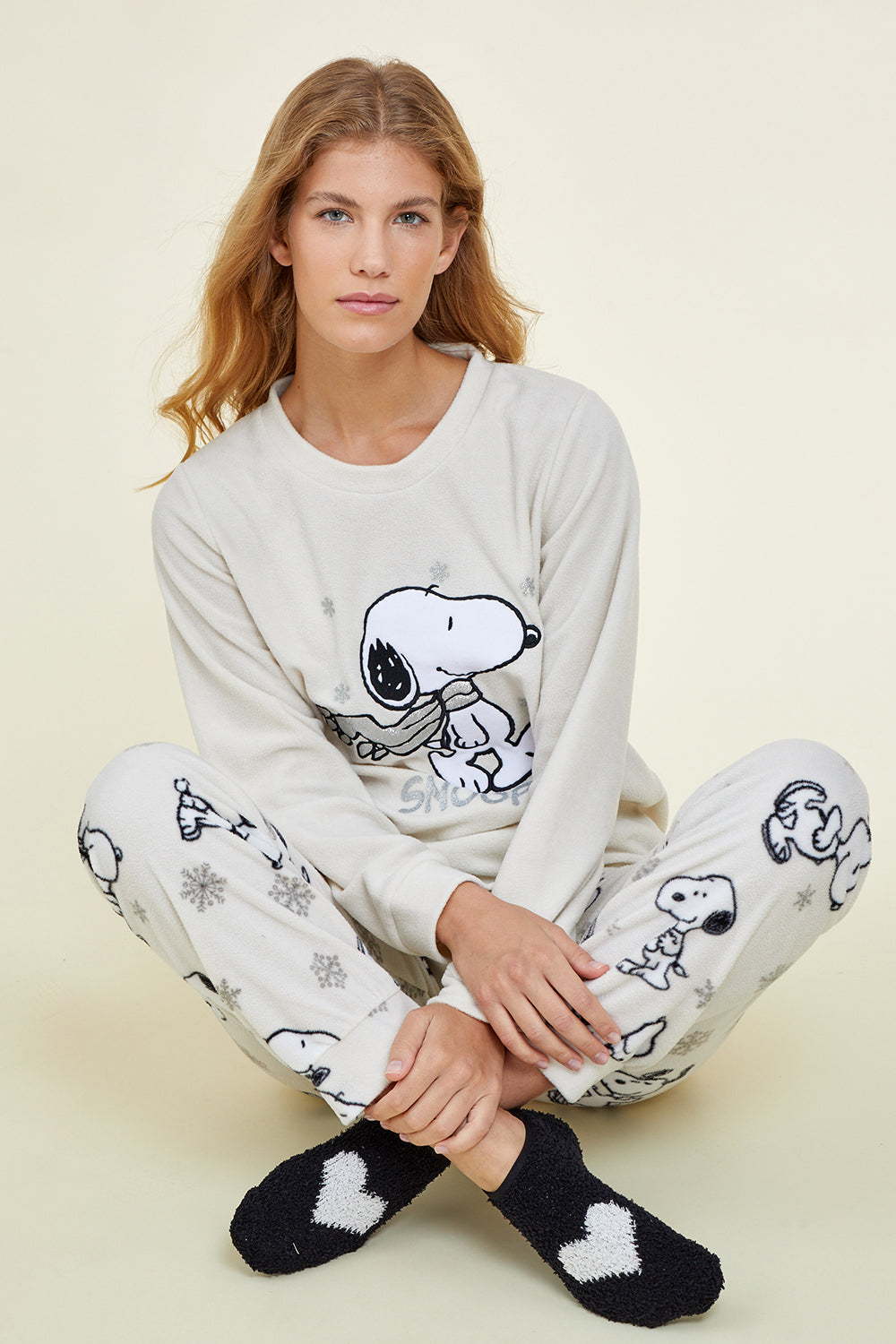 פיג`מה סנופי עם צעיף מיקרופליז - שמנת