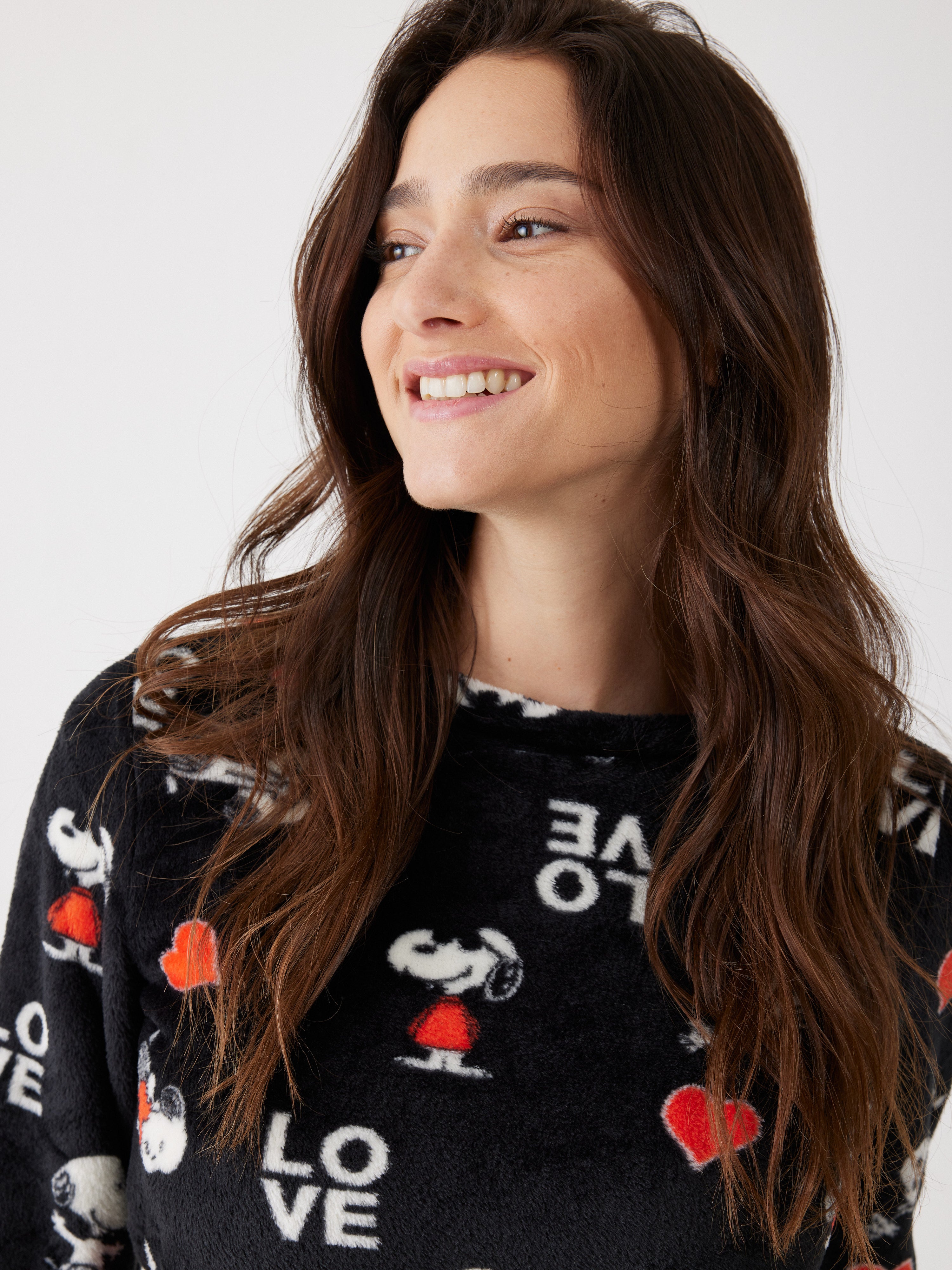 כותונת סנופי פלאפי לבבות - שחור