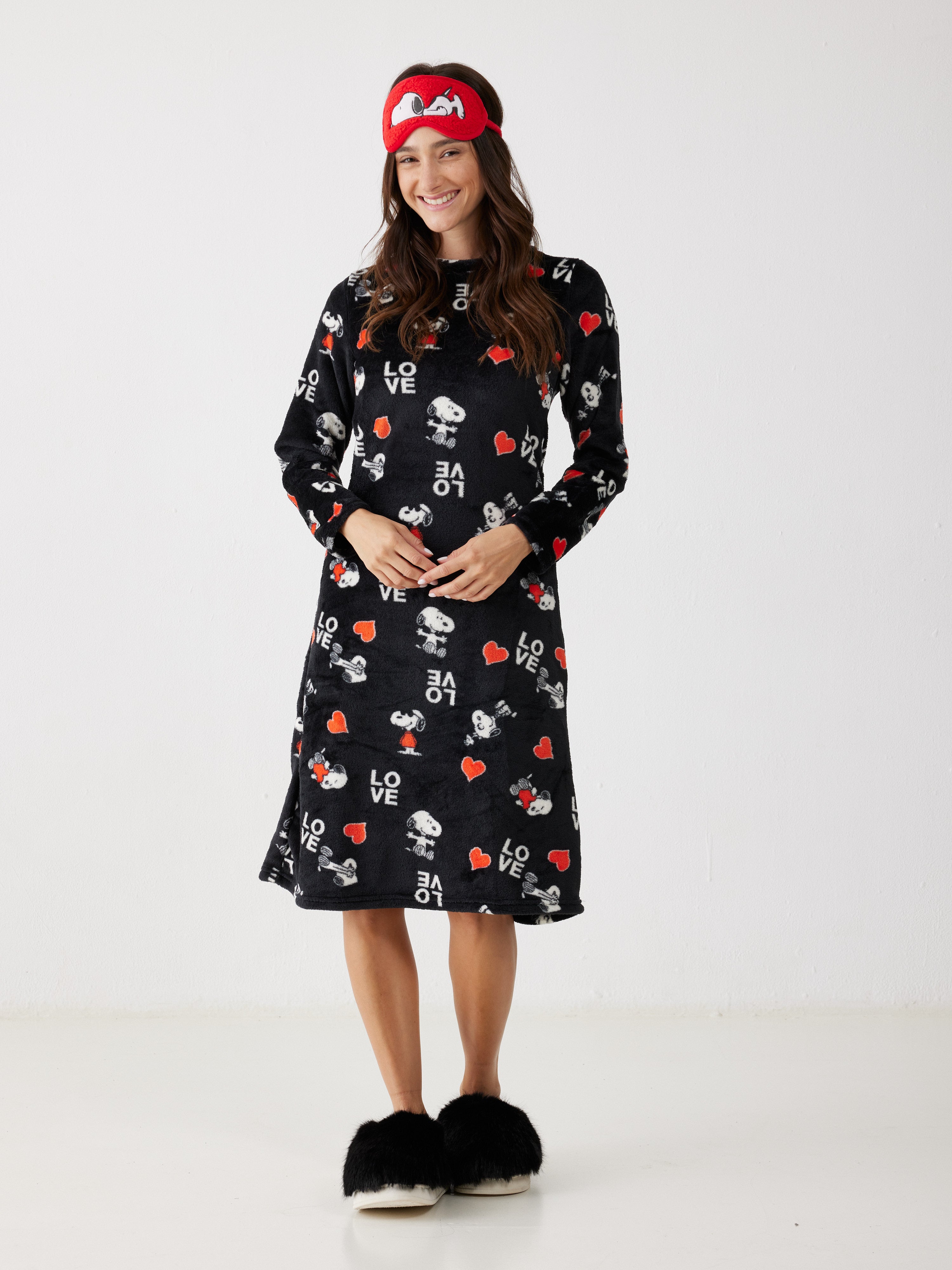כותונת סנופי פלאפי לבבות - שחור