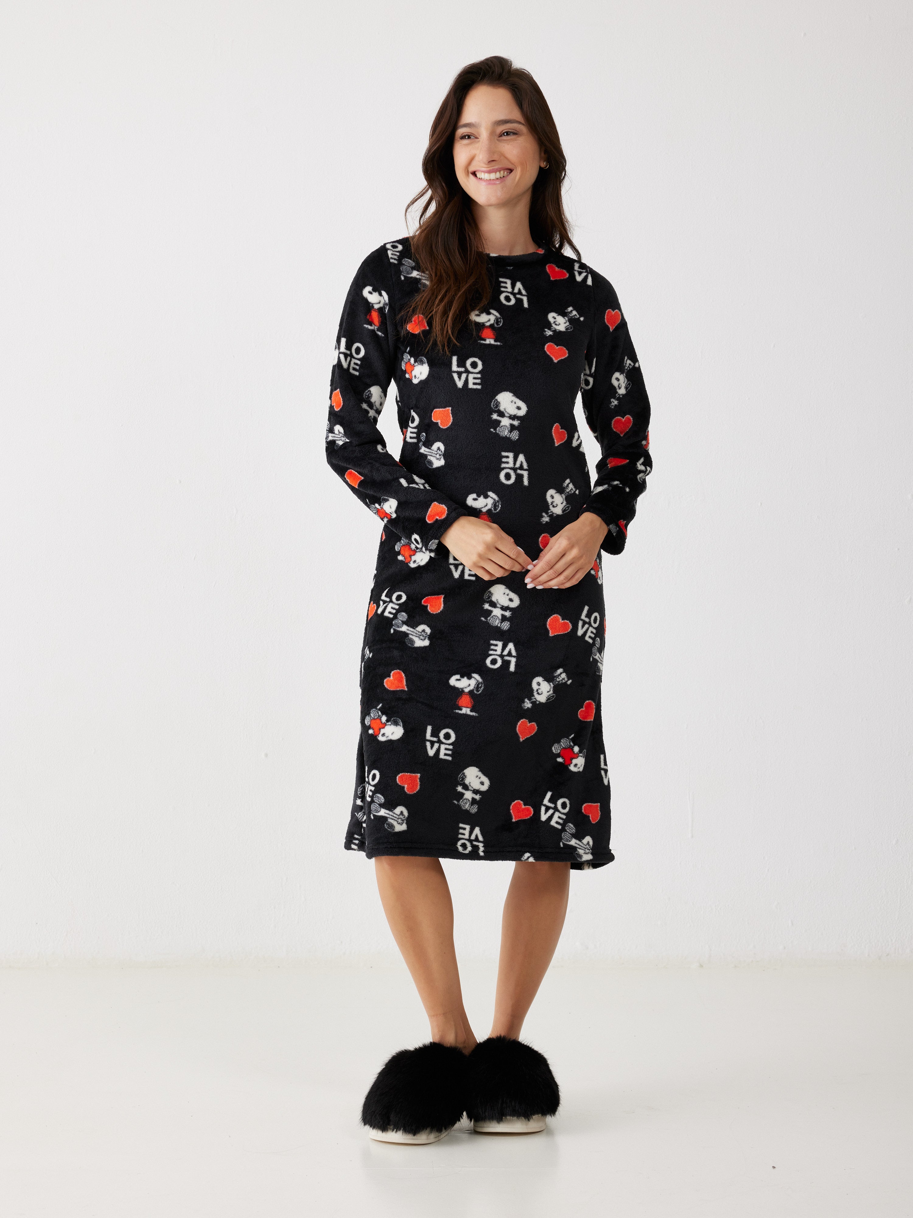 כותונת סנופי פלאפי לבבות - שחור