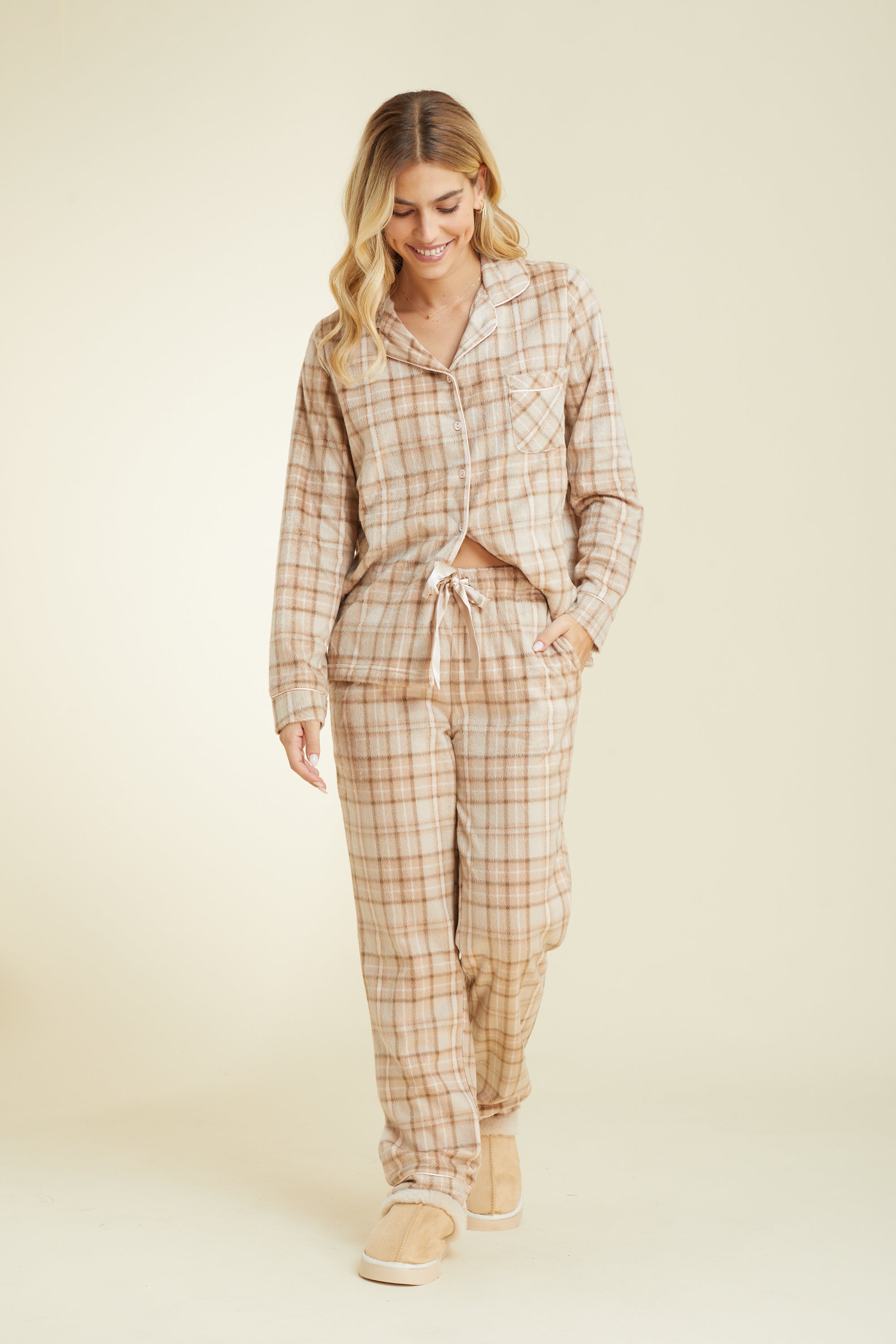 סט פיג'מה מכופתרת בד מינק מפנק - קפה