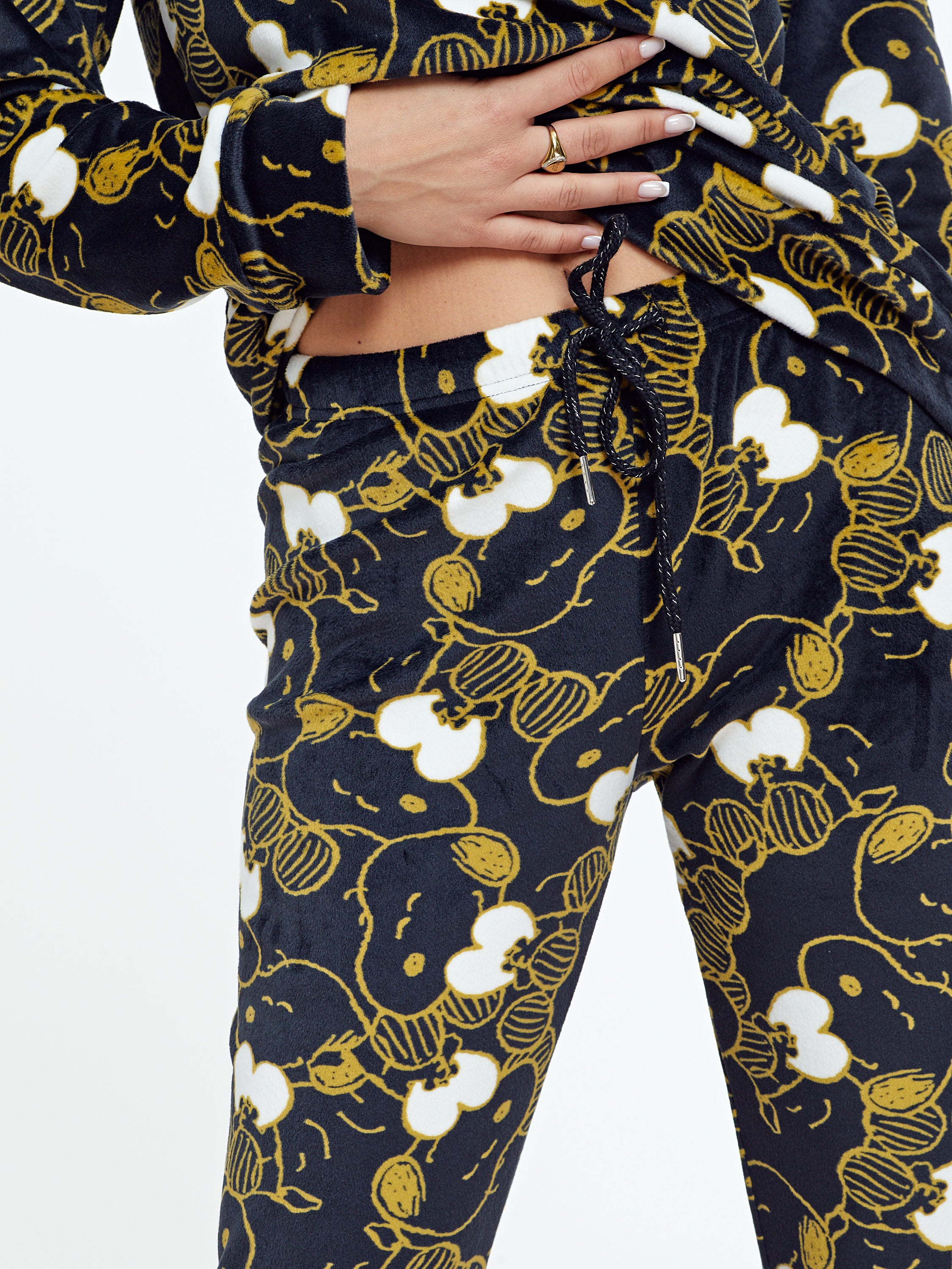 פיג'מת קטיפה סנופי - שחור