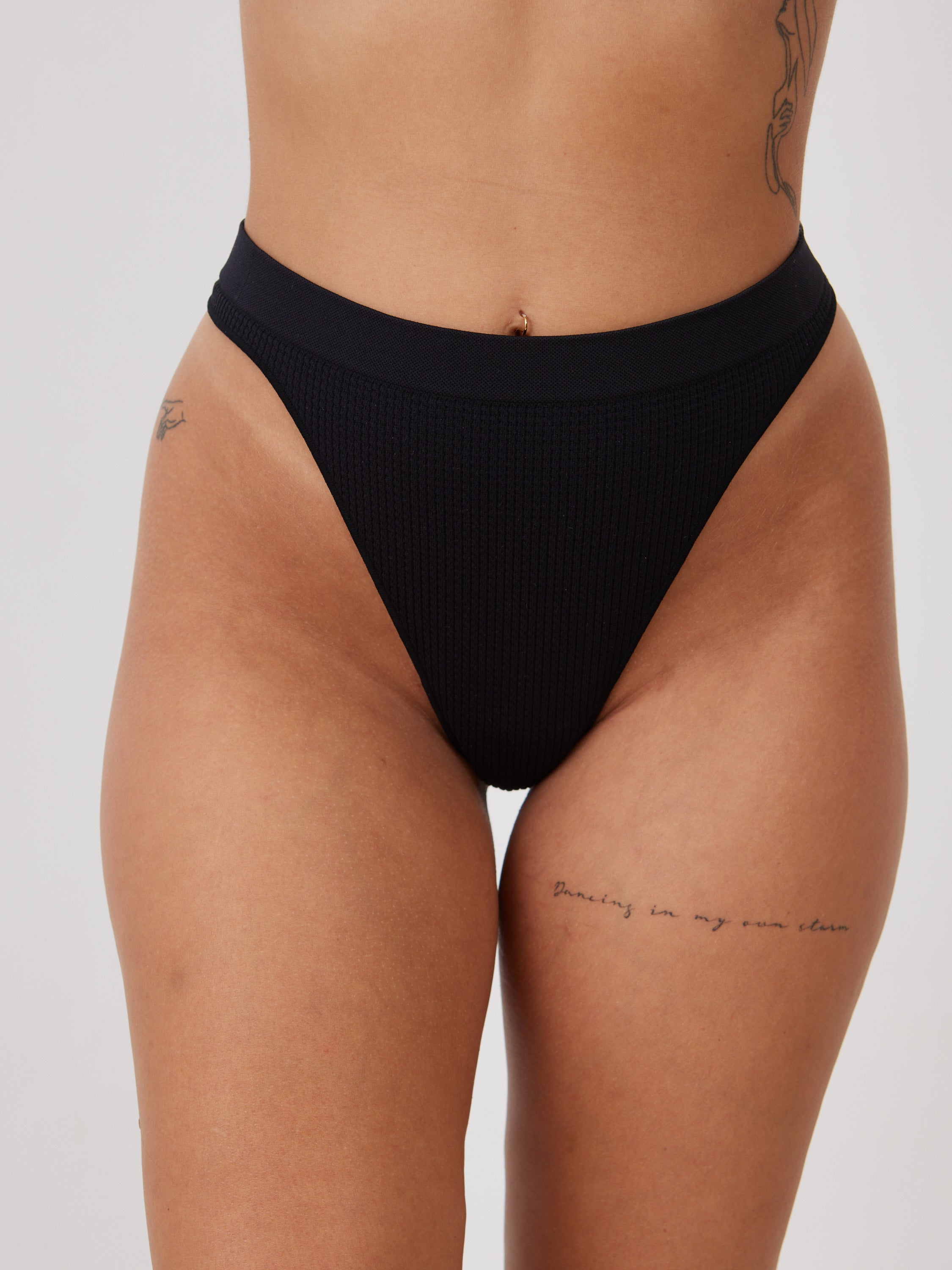 תחתון חוטיני וופל - שחור