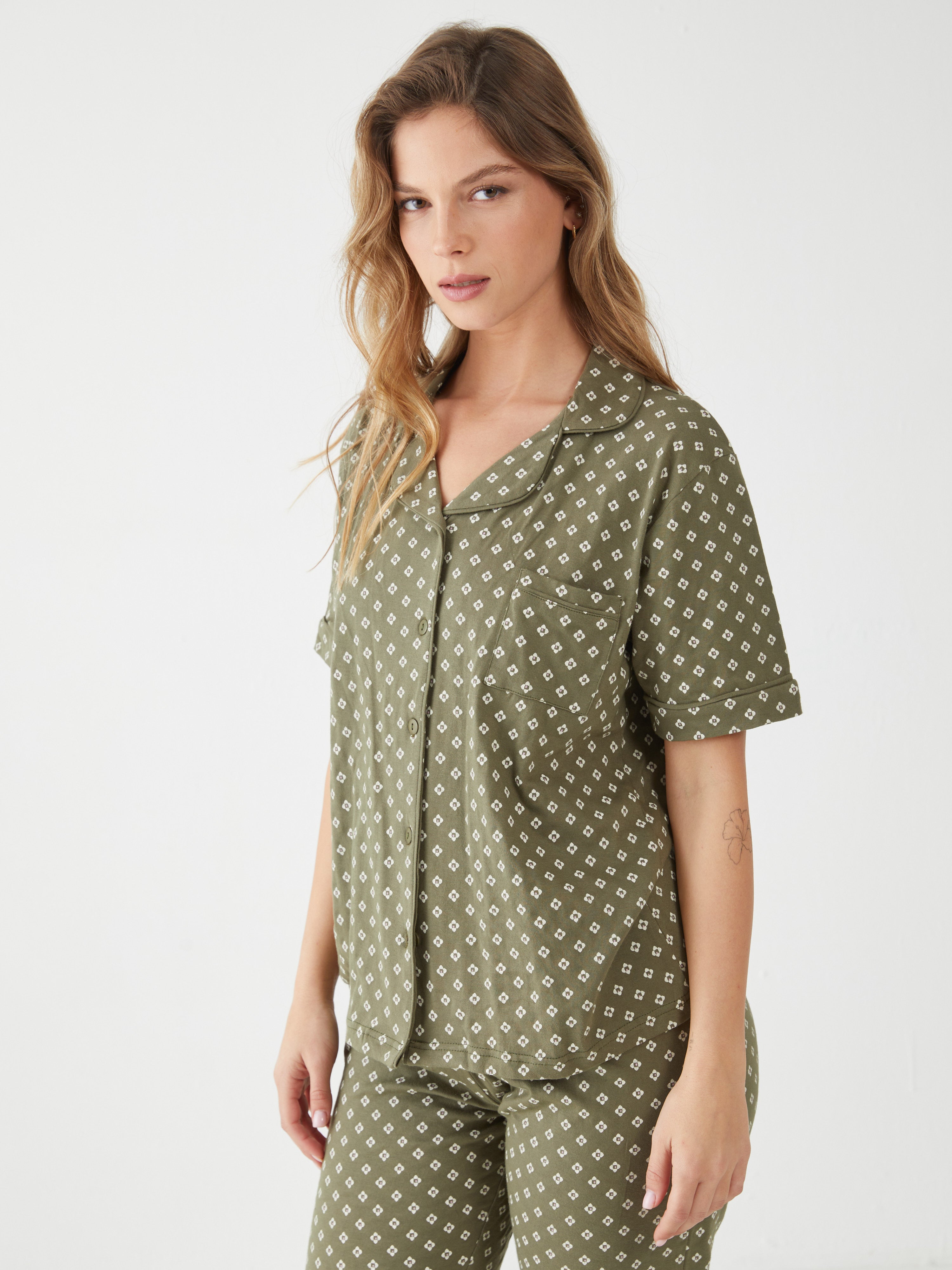 פיגמה מכופתרת מ.ארוך- פרחים - ירוק זית