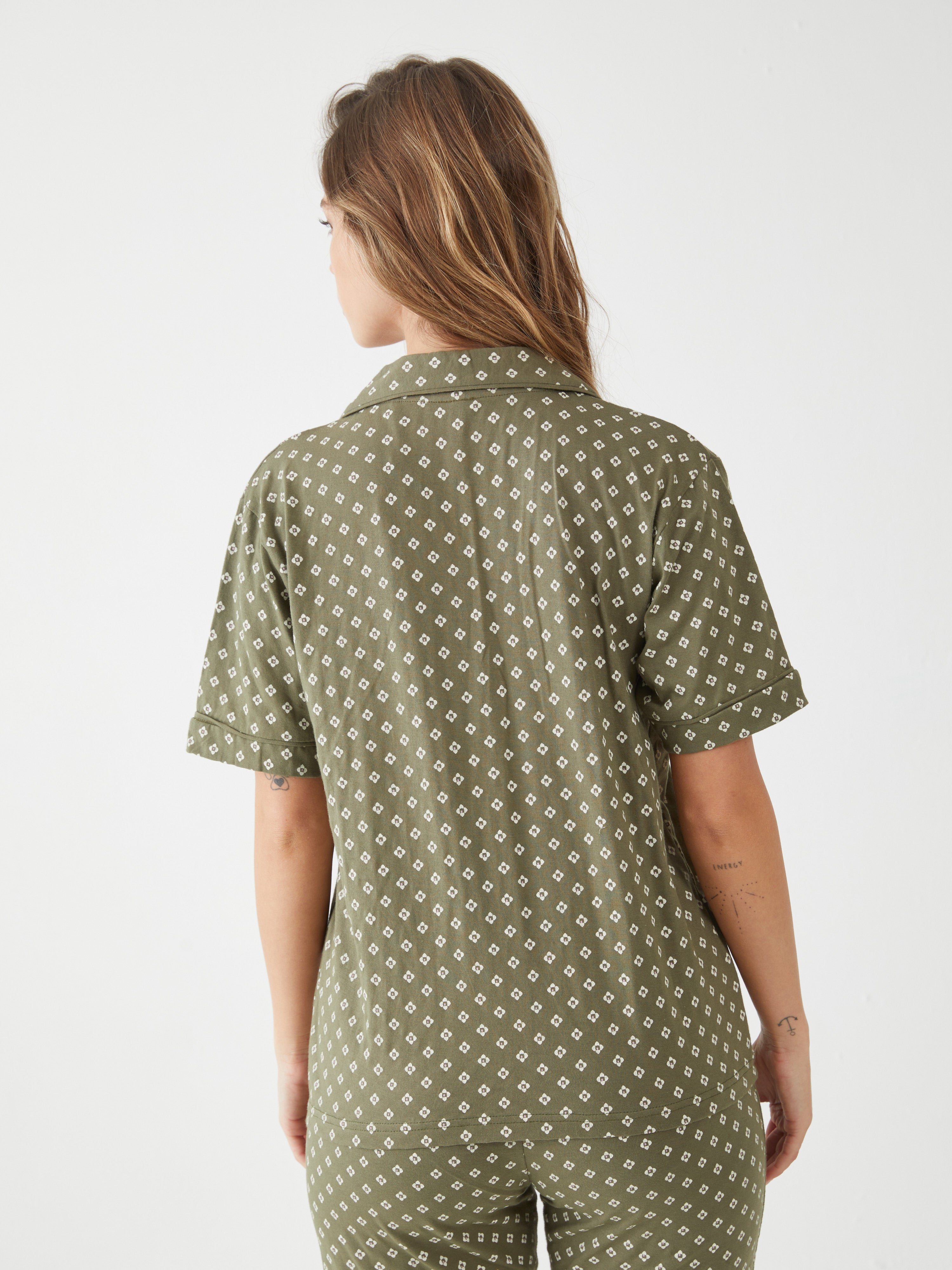 פיגמה מכופתרת מ.ארוך- פרחים - ירוק זית