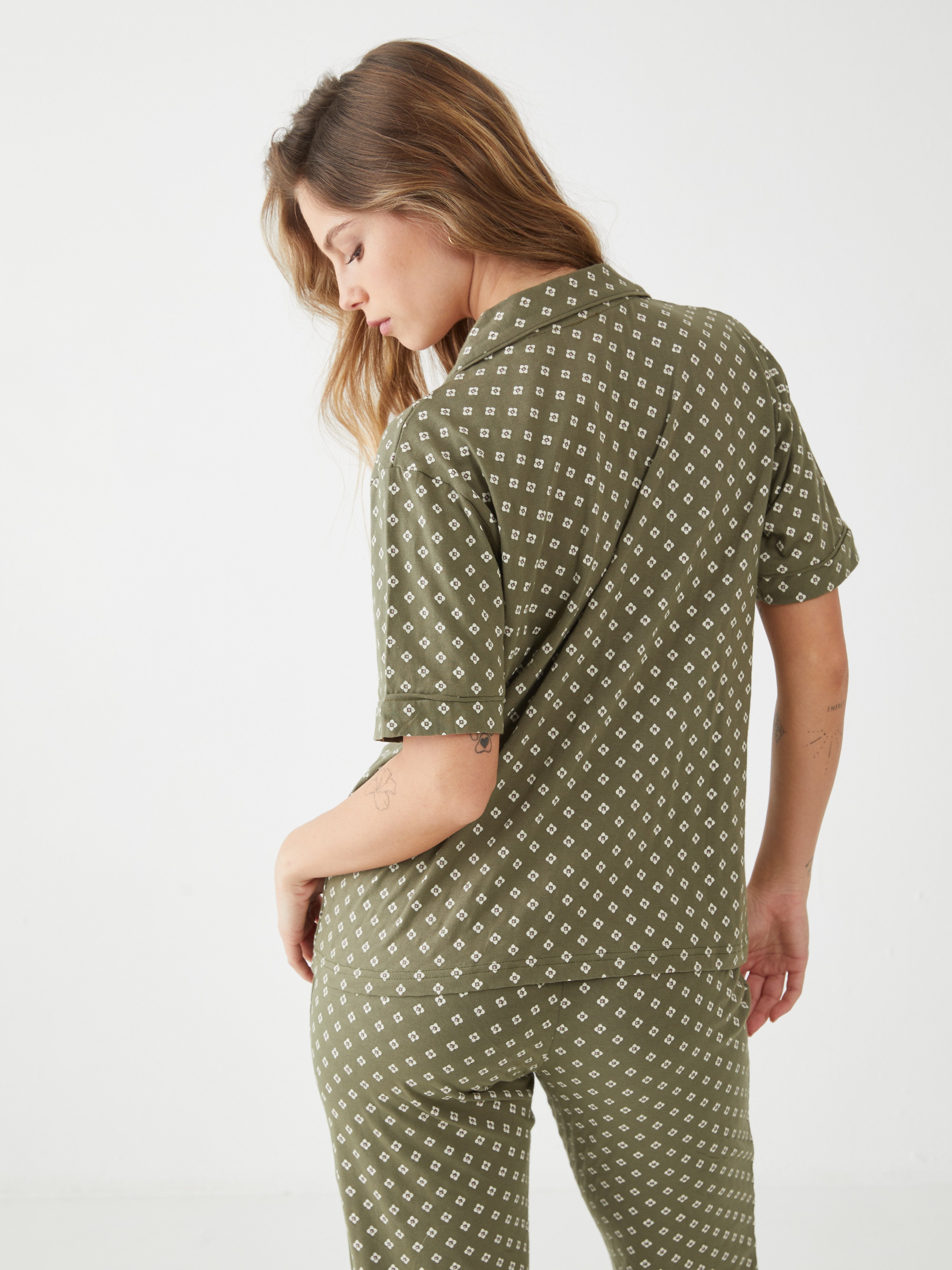 פיגמה מכופתרת מ.ארוך- פרחים - ירוק זית