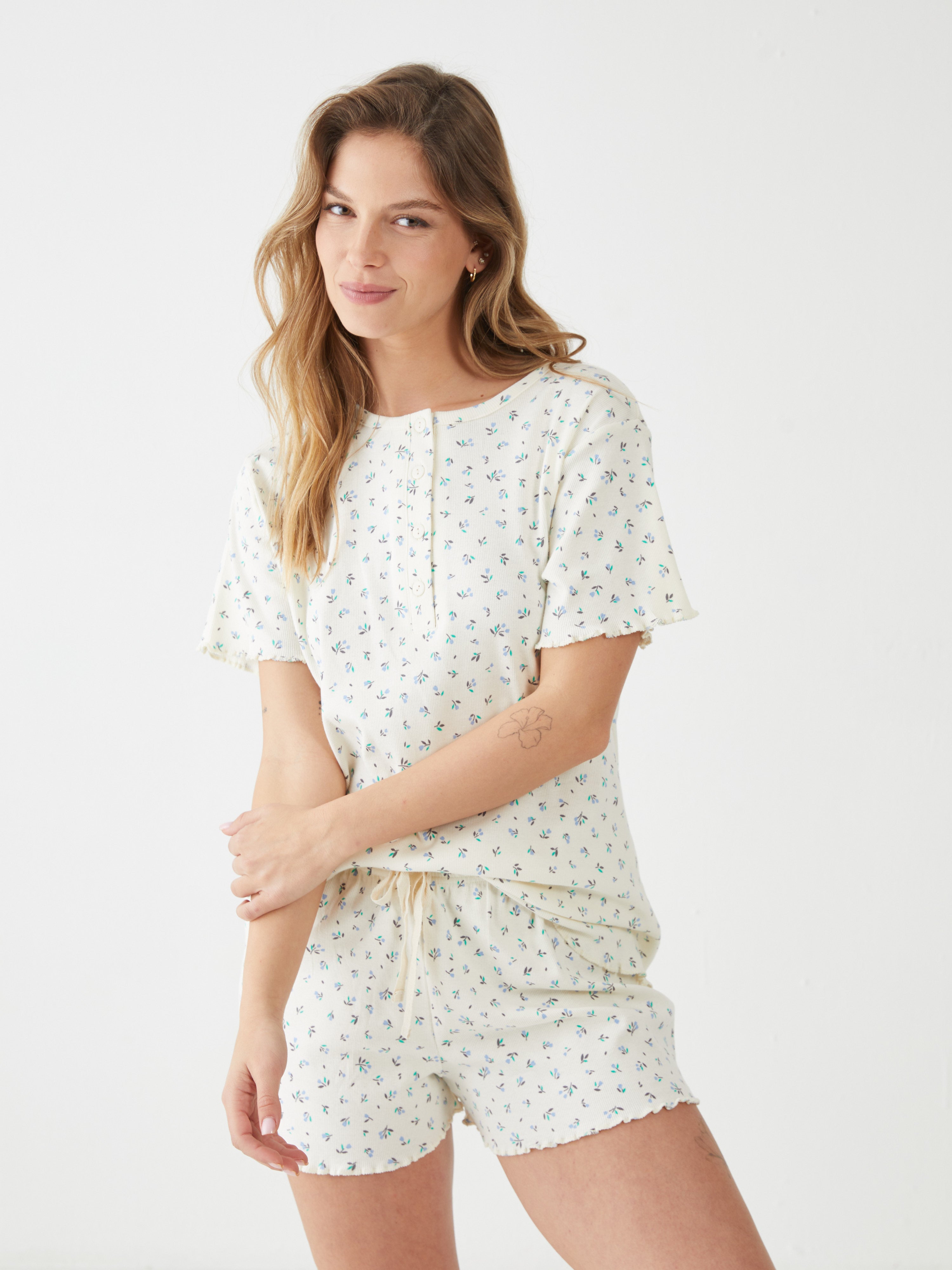 פיגמה כותנה ריב מ.קצר- פרחוני - שמנת