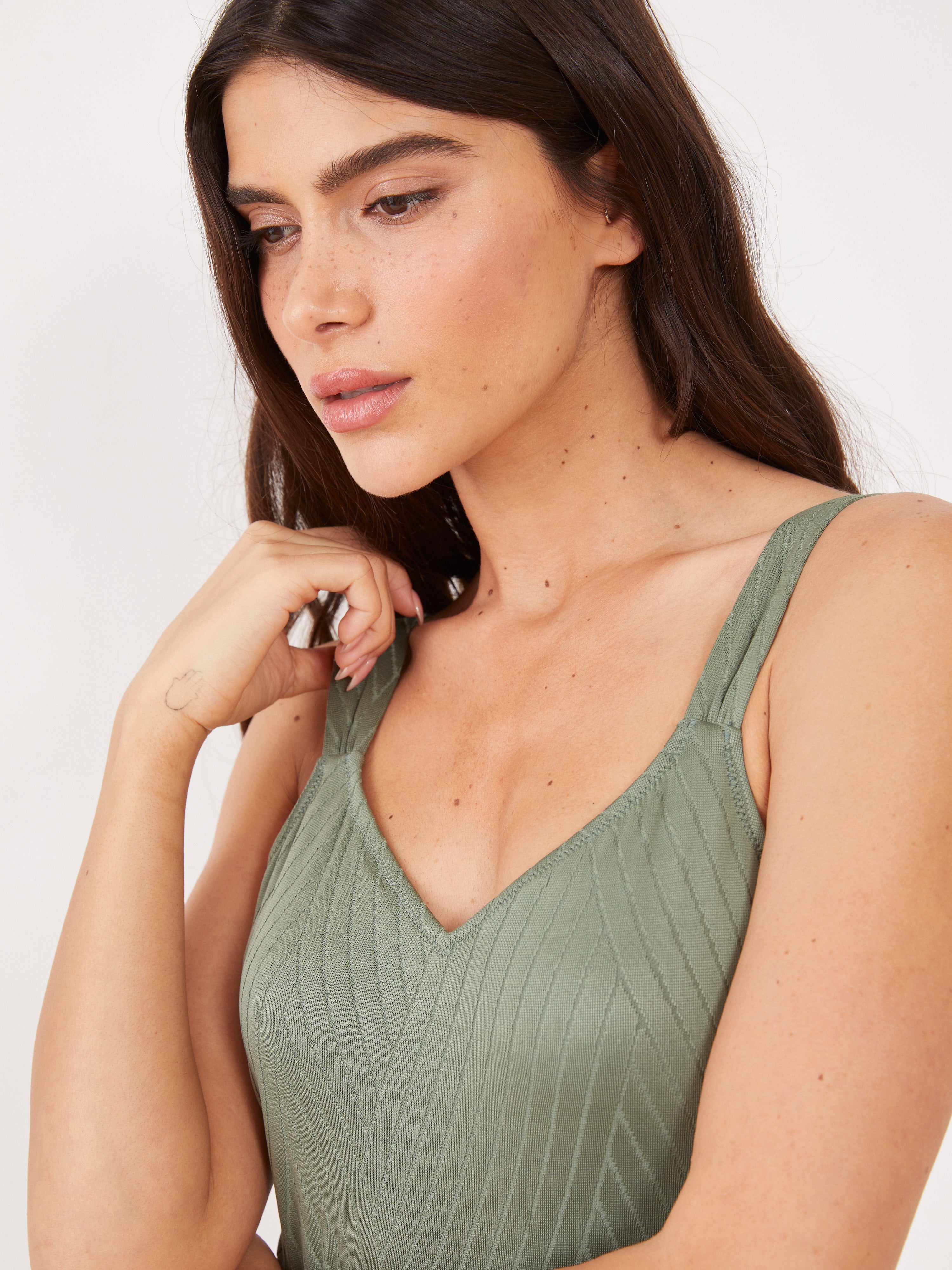 בגד ים שלם קלאסי V - ירוק זית