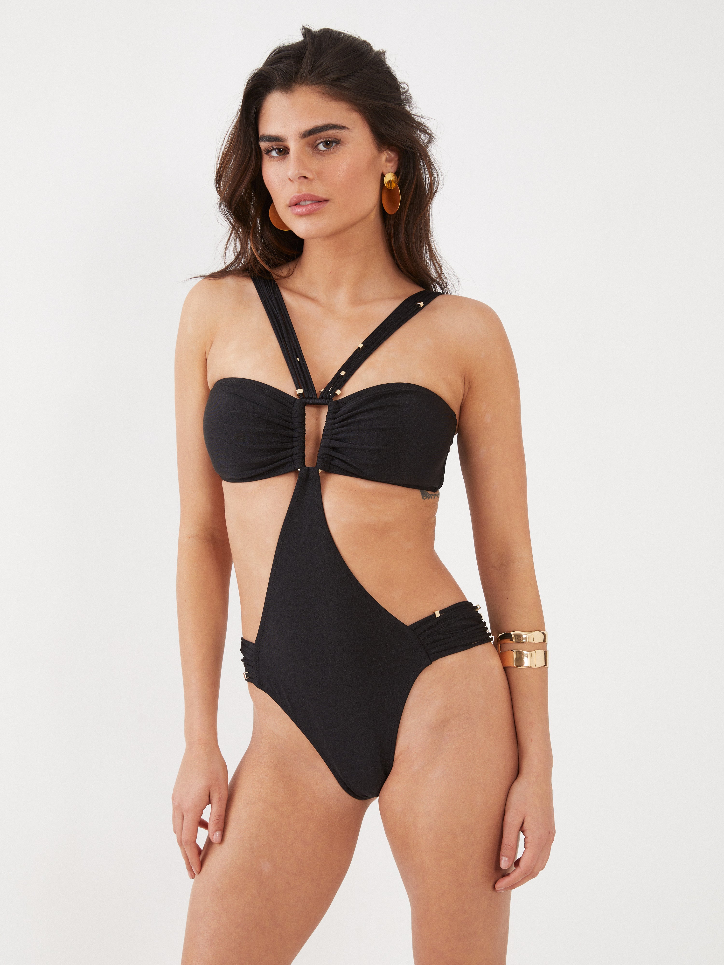 בגד ים שלם בגזרת קאט אאוט במותניים - שחור