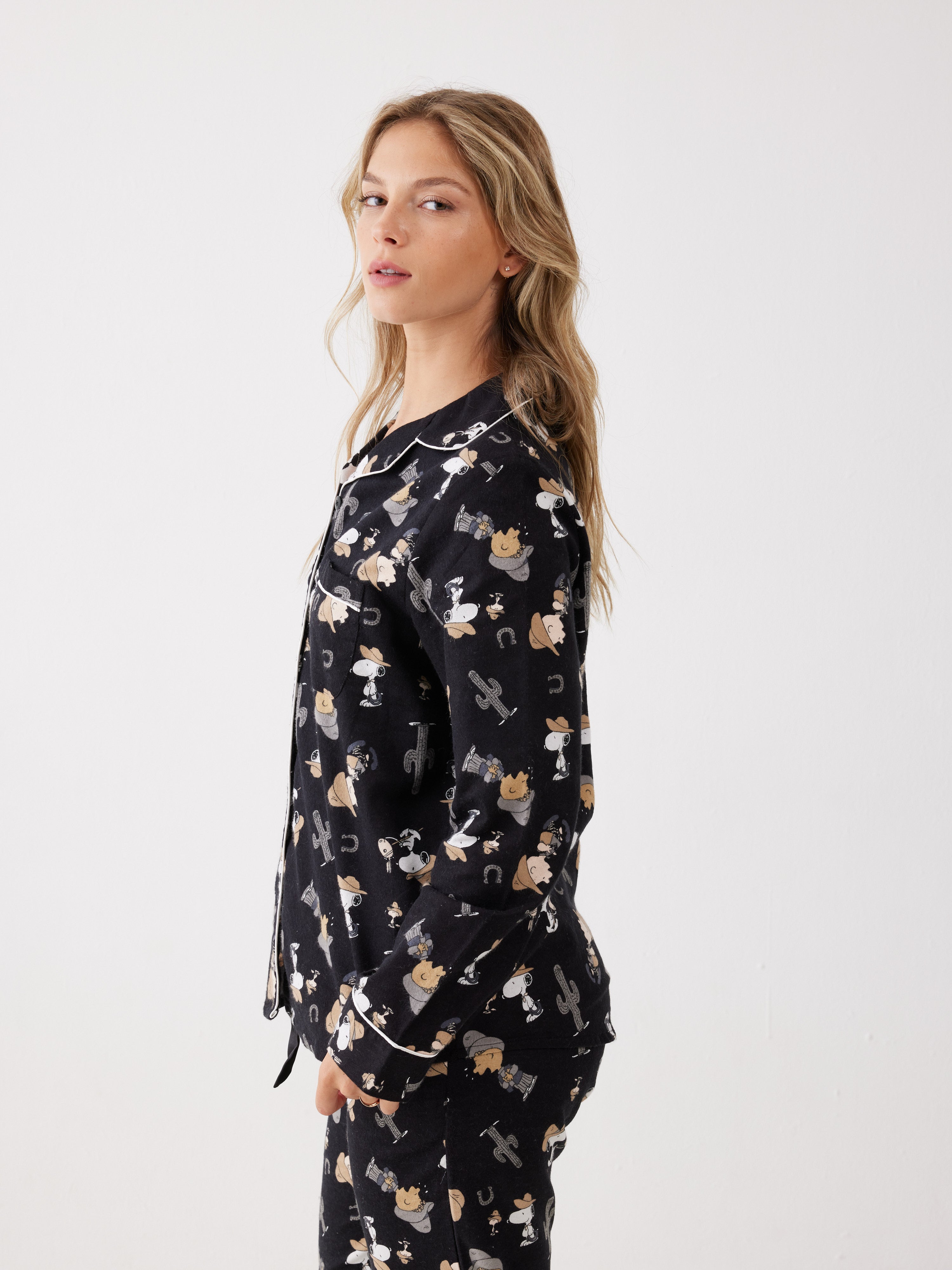 פיג'מה סנופי מכופתרת 100% כותנה ארוגה - שחור*