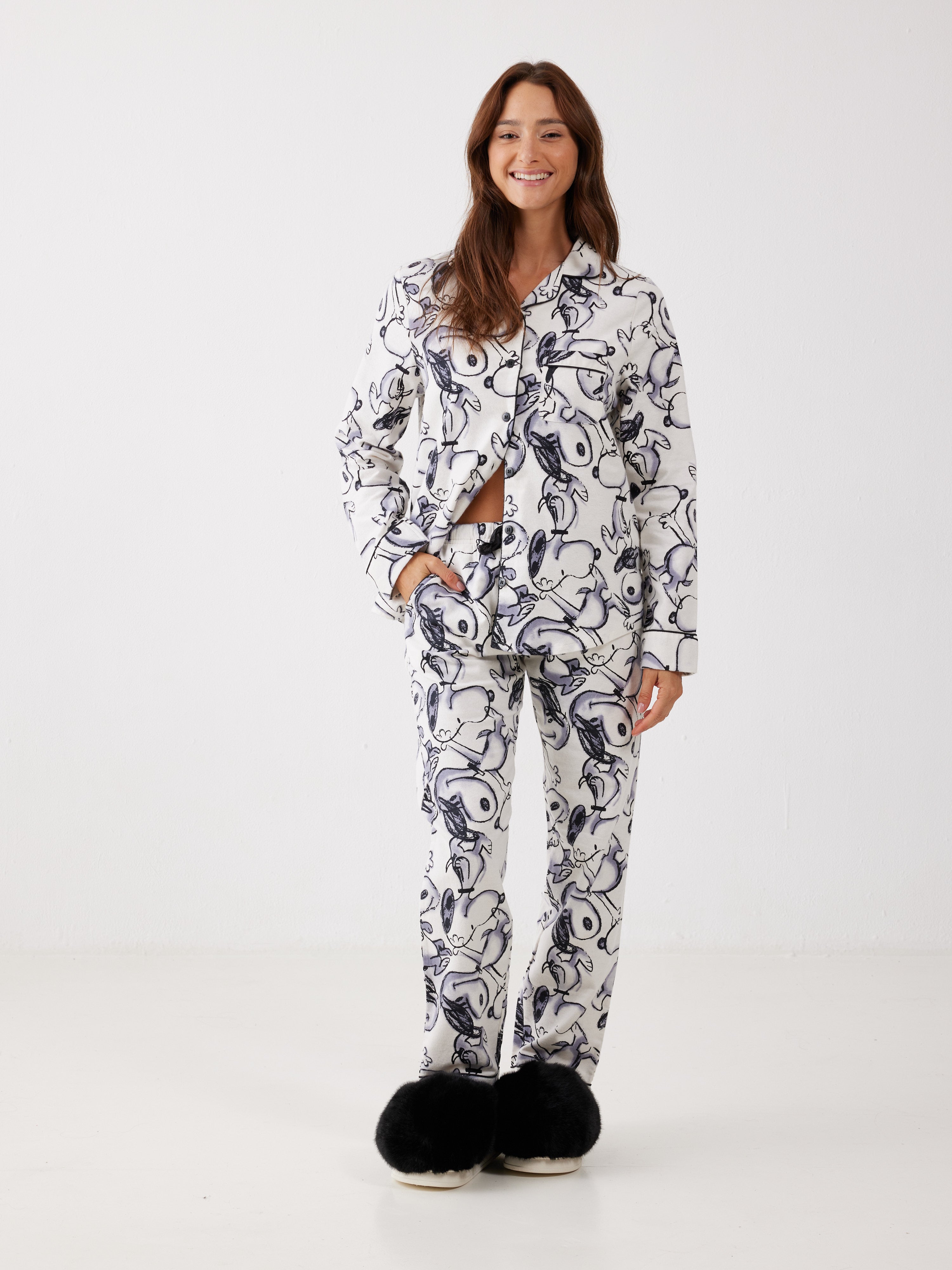 פיג'מה סנופי מכופתרת 100% כותנה ארוגה - שמנת