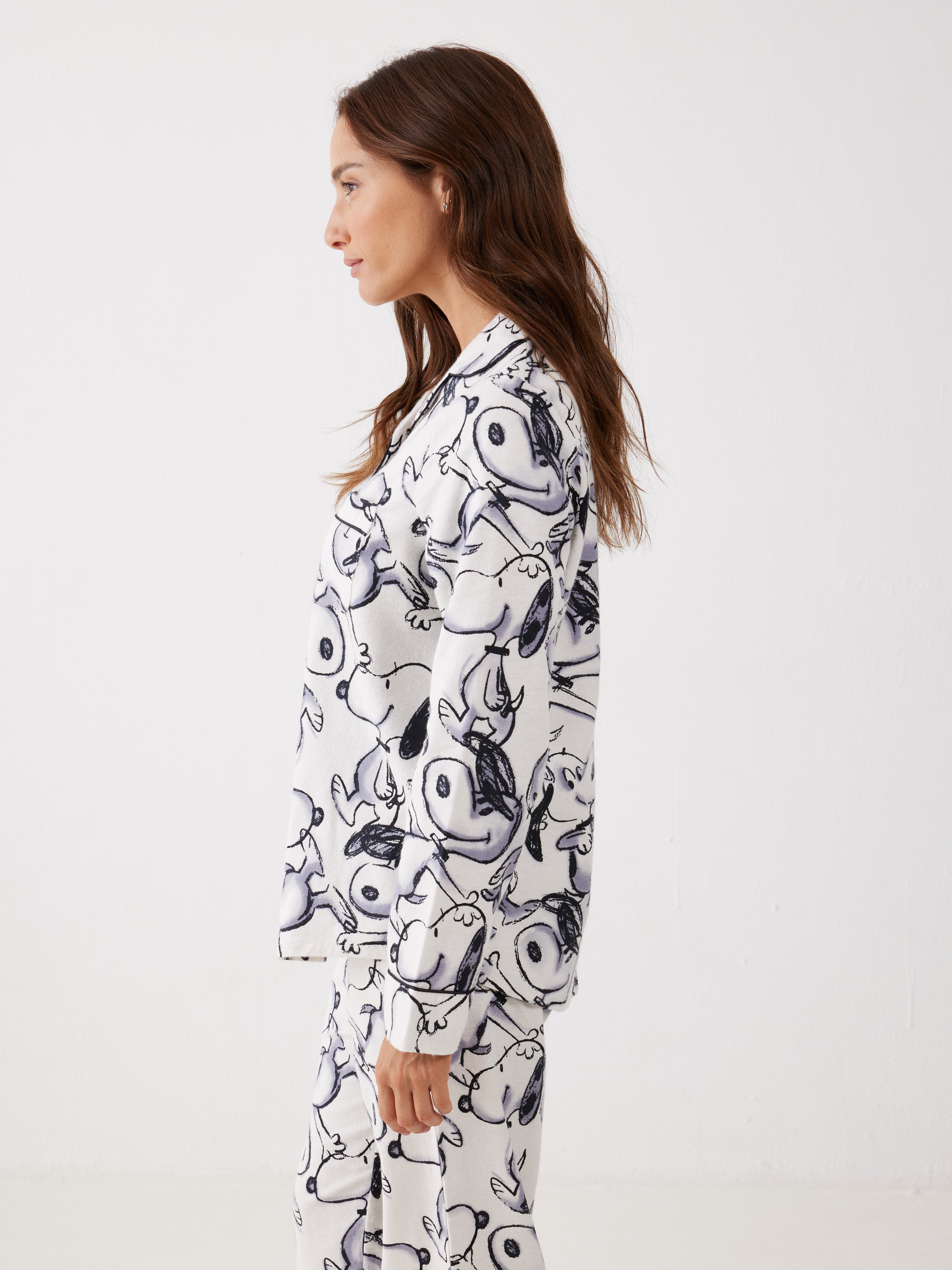 פיג'מה סנופי מכופתרת 100% כותנה ארוגה - שמנת