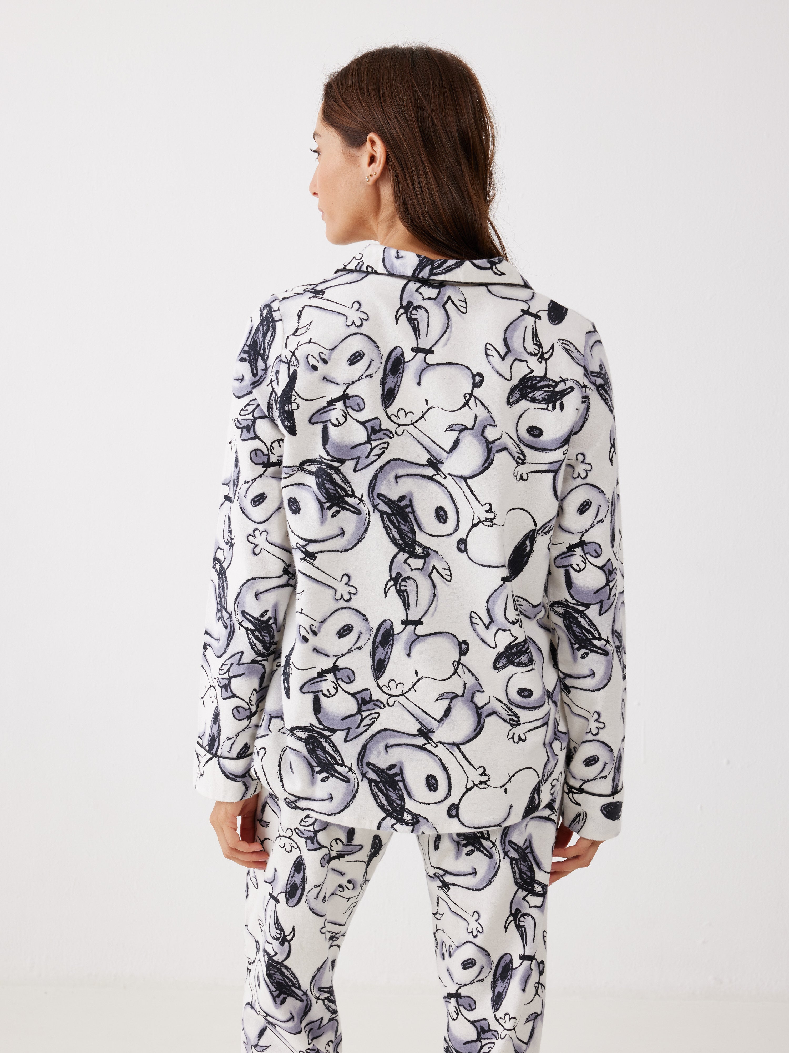 פיג'מה סנופי מכופתרת 100% כותנה ארוגה - שמנת