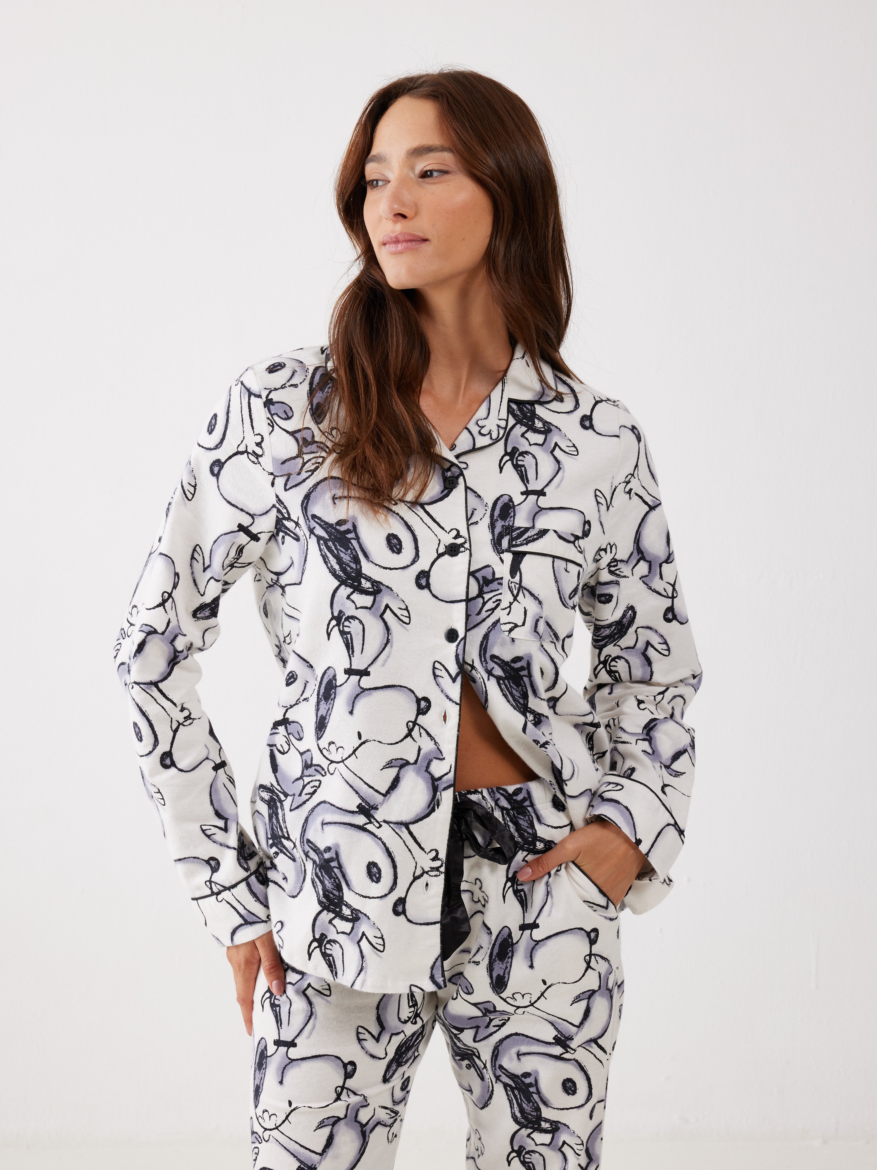 פיג'מה סנופי מכופתרת 100% כותנה ארוגה - שמנת