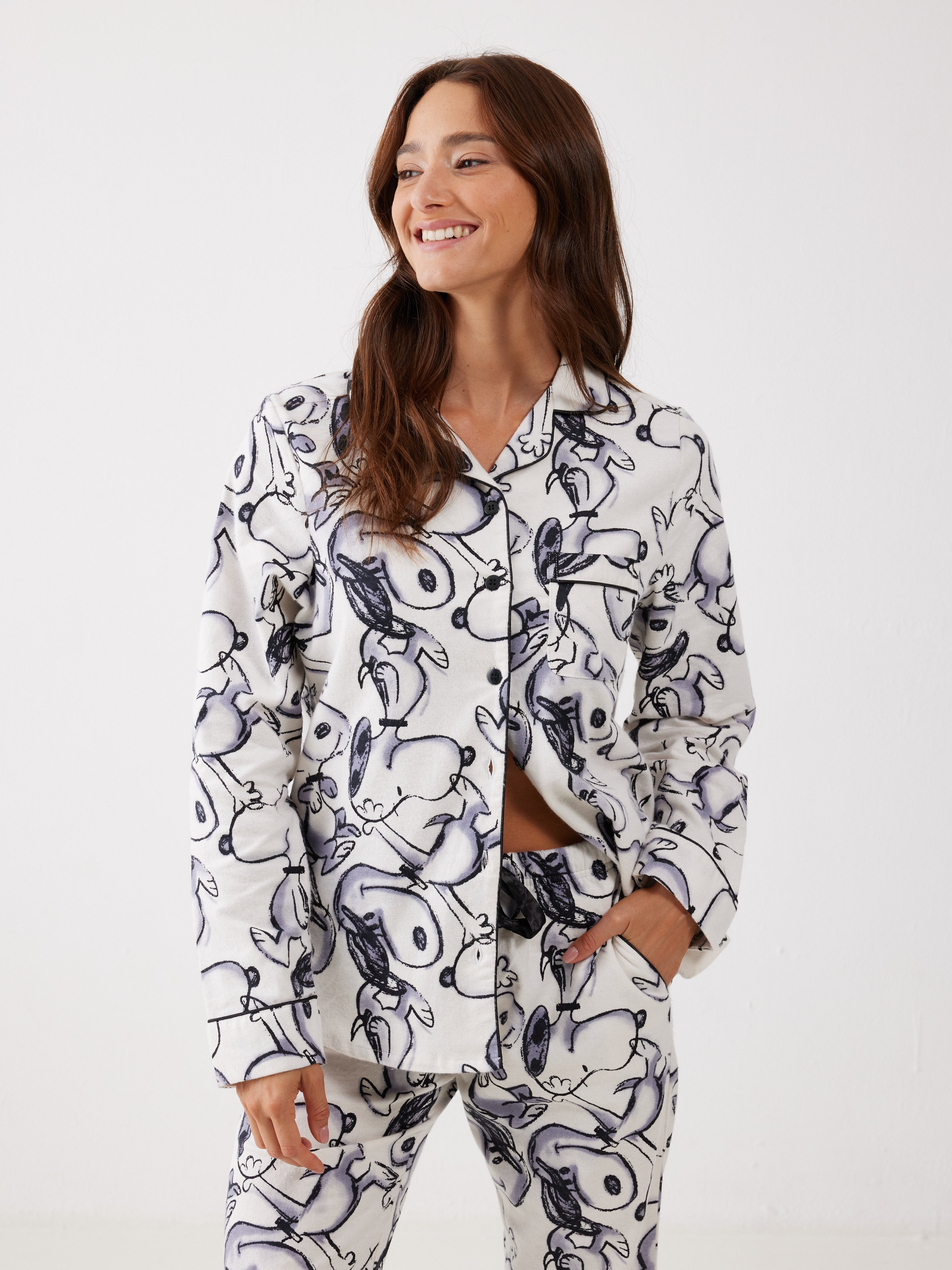 פיג'מה סנופי מכופתרת 100% כותנה ארוגה - שמנת