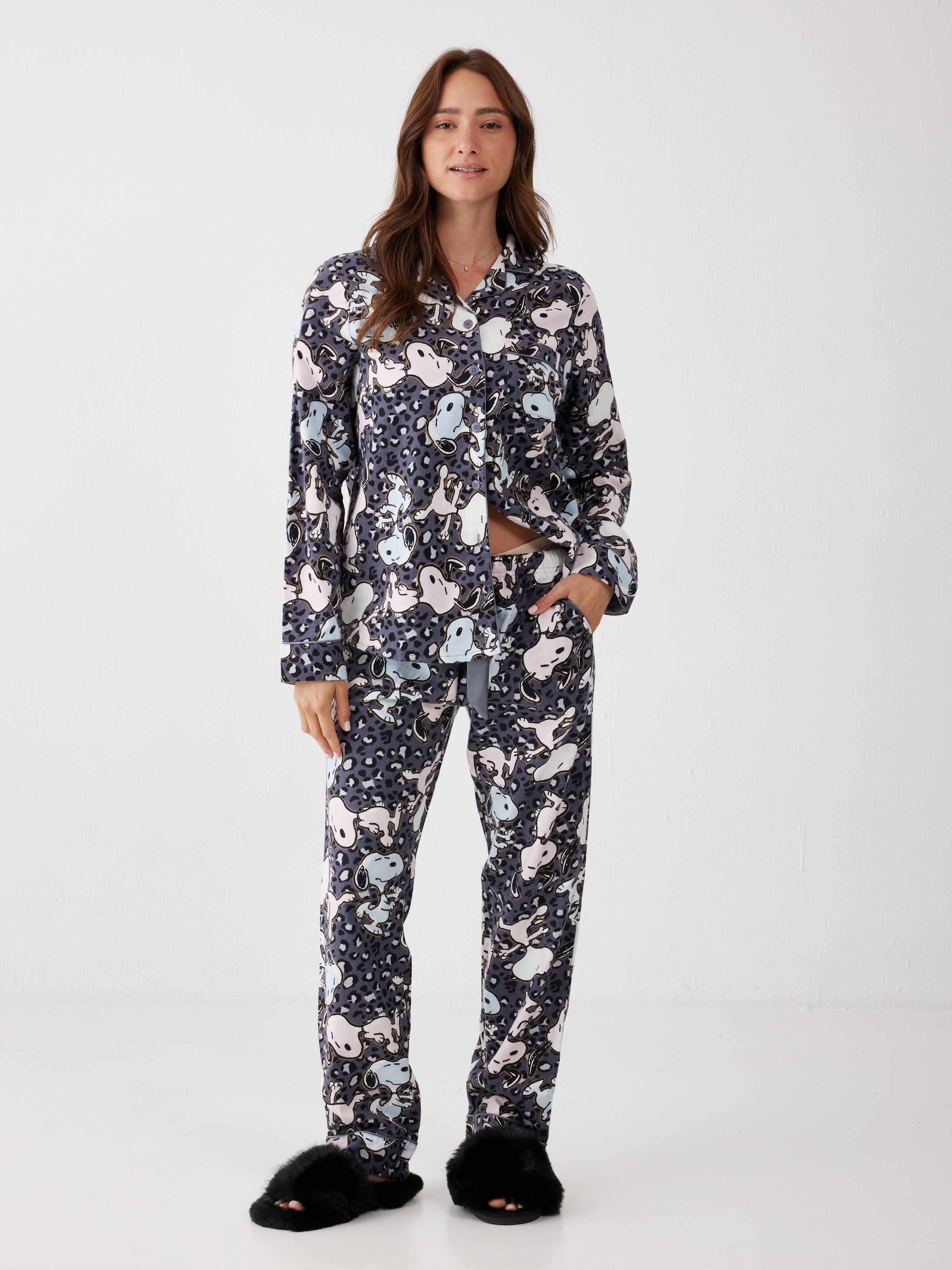 פיג'מה סנופי מכופתרת 100% כותנה ארוגה - אפור כהה