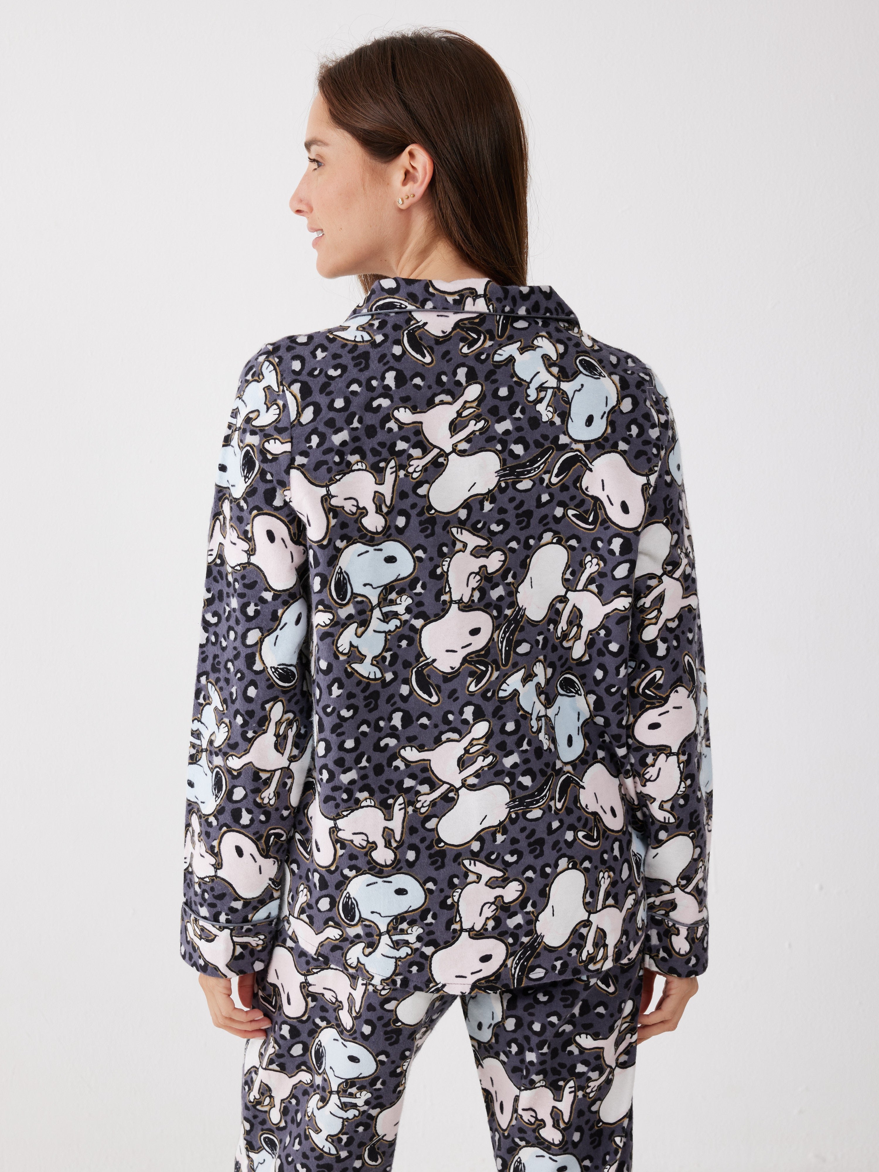 פיג'מה סנופי מכופתרת 100% כותנה ארוגה - אפור כהה