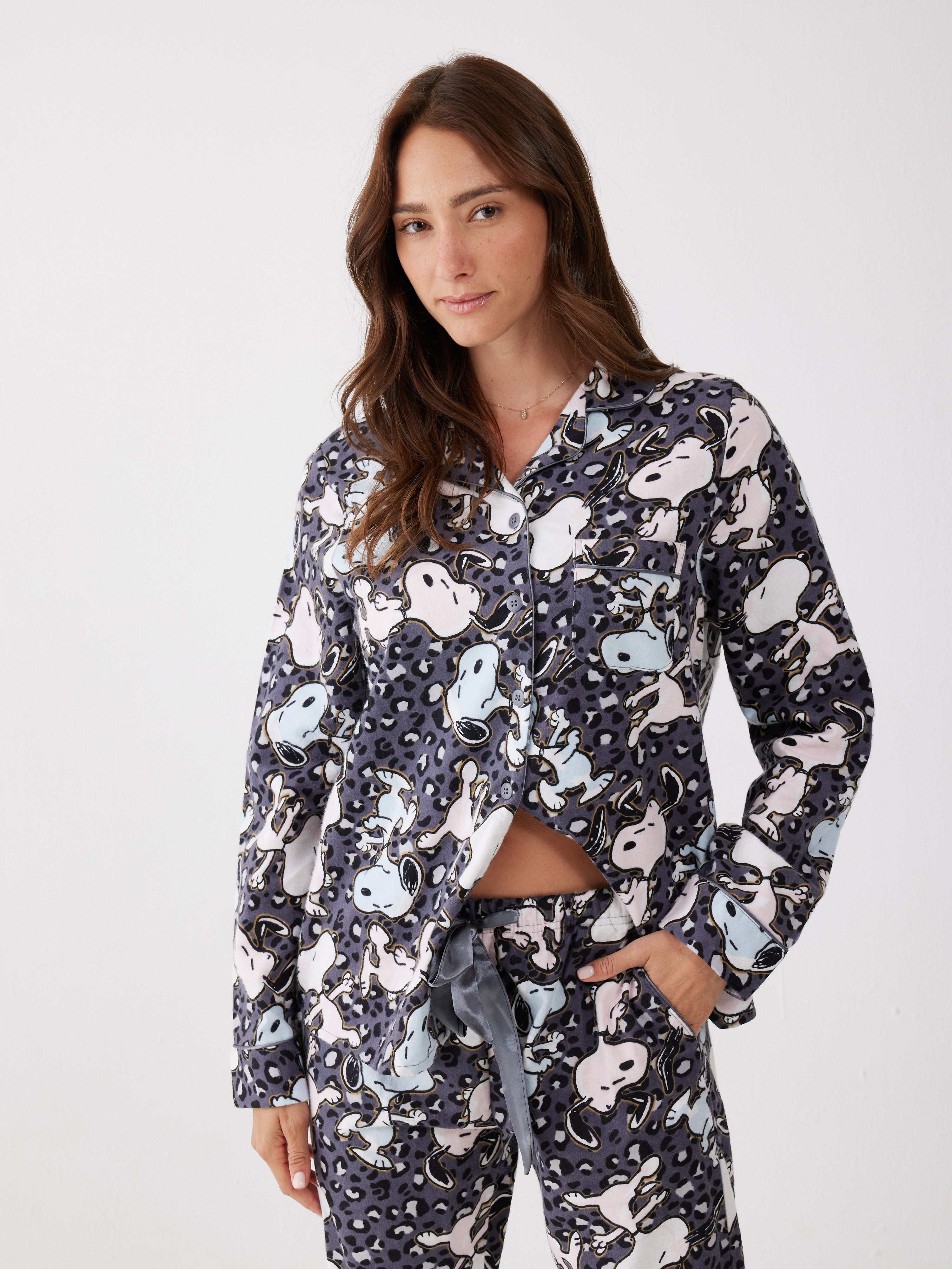 פיג'מה סנופי מכופתרת 100% כותנה ארוגה - אפור כהה