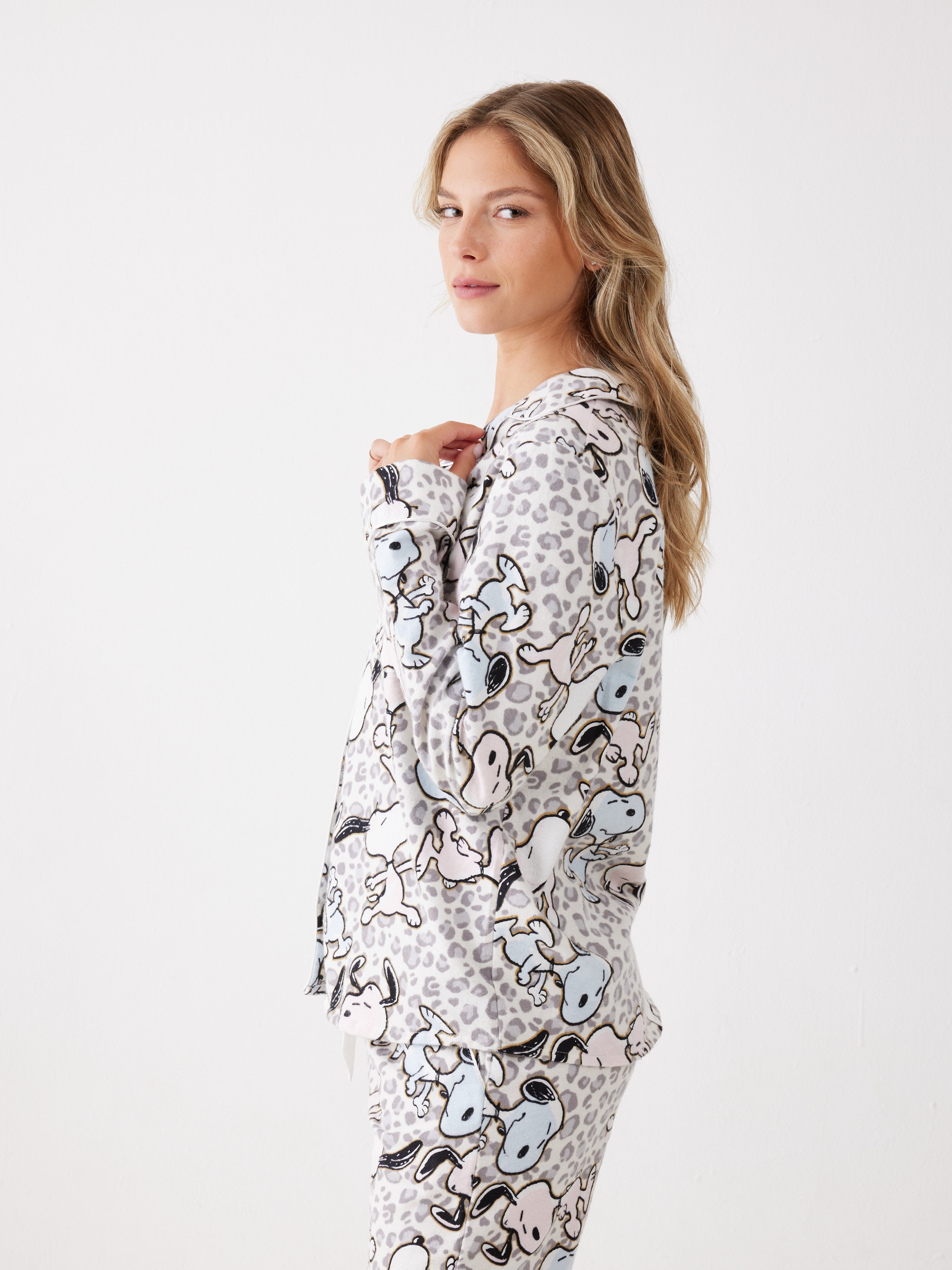 פיג'מה סנופי מכופתרת 100% כותנה ארוגה - שמנת