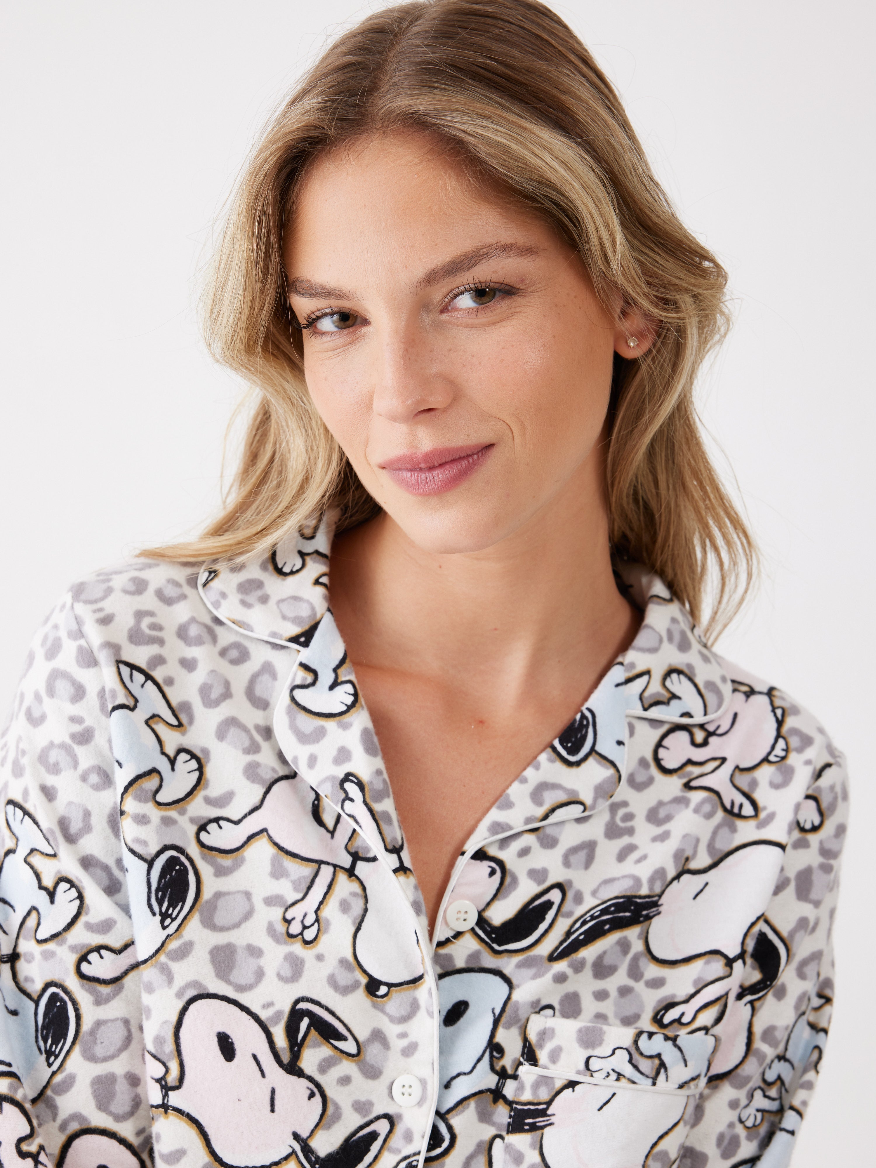 פיג'מה סנופי מכופתרת 100% כותנה ארוגה - שמנת