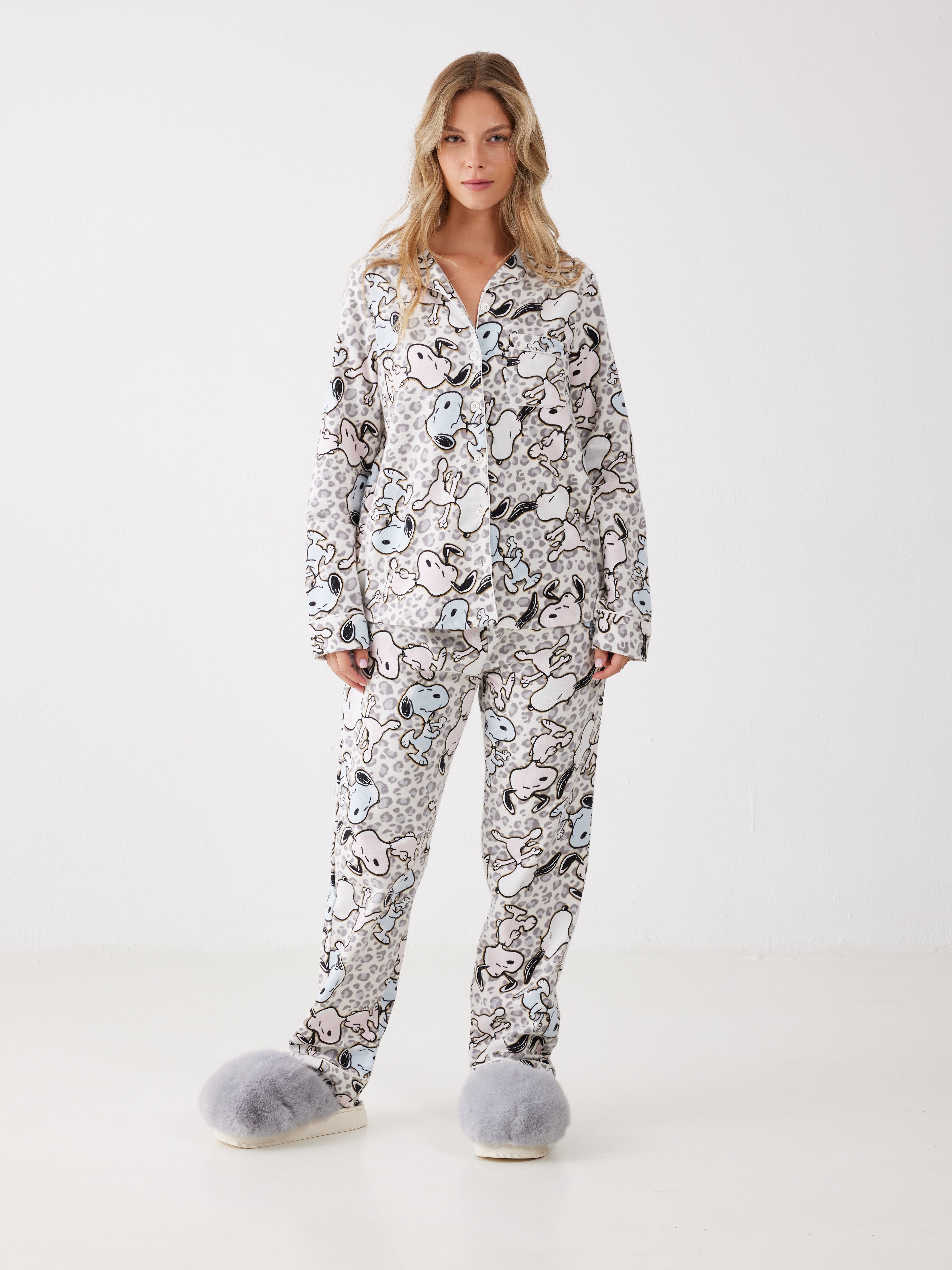 פיג'מה סנופי מכופתרת 100% כותנה ארוגה - שמנת