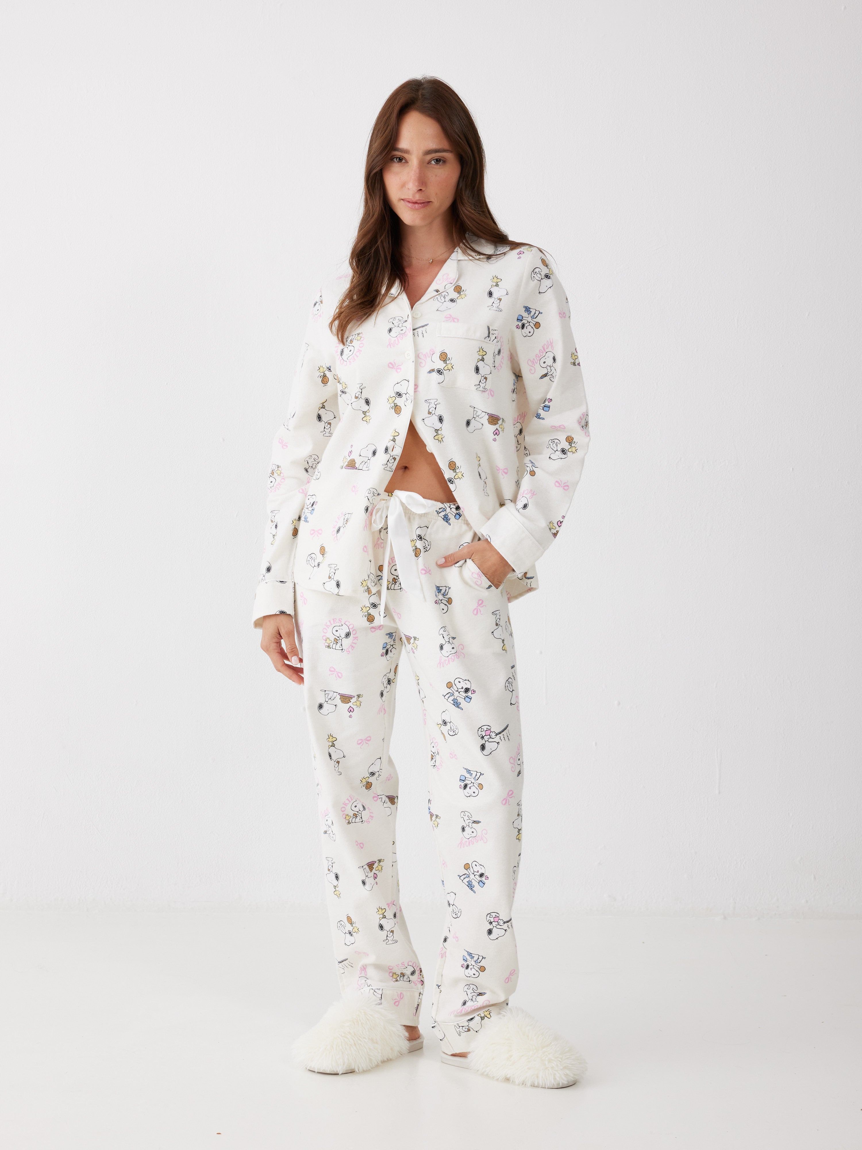 פיג'מה סנופי מכופתרת 100% כותנה ארוגה - שמנת