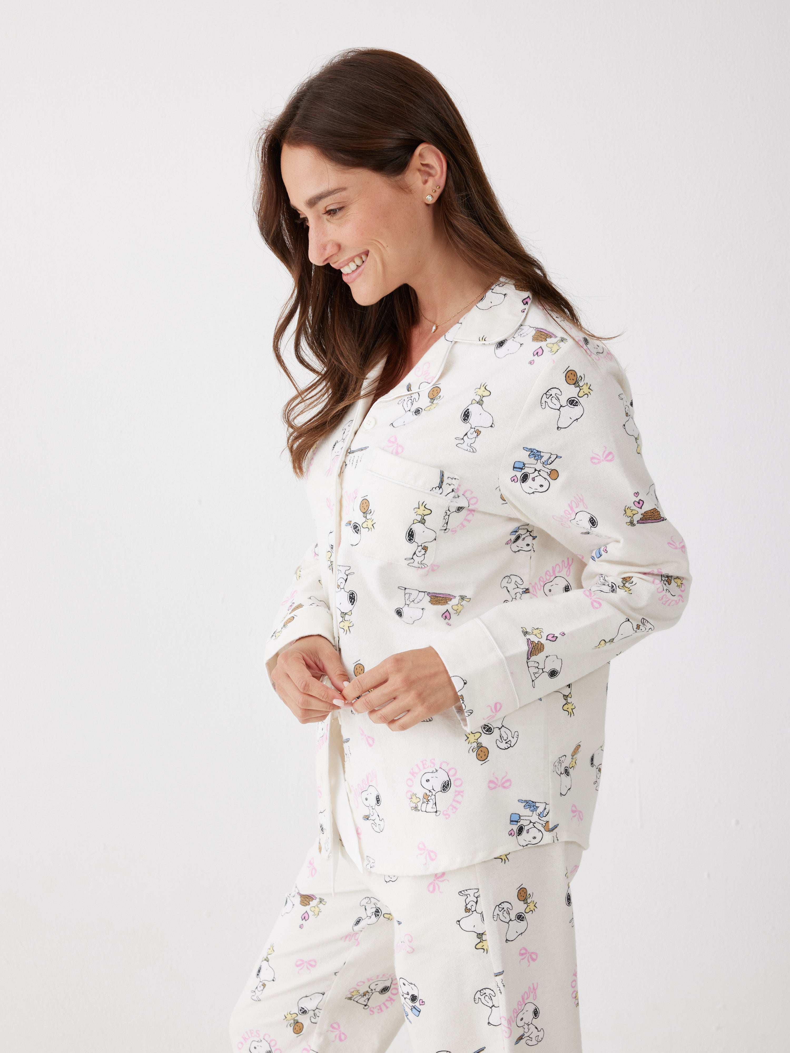 פיג'מה סנופי מכופתרת 100% כותנה ארוגה - שמנת