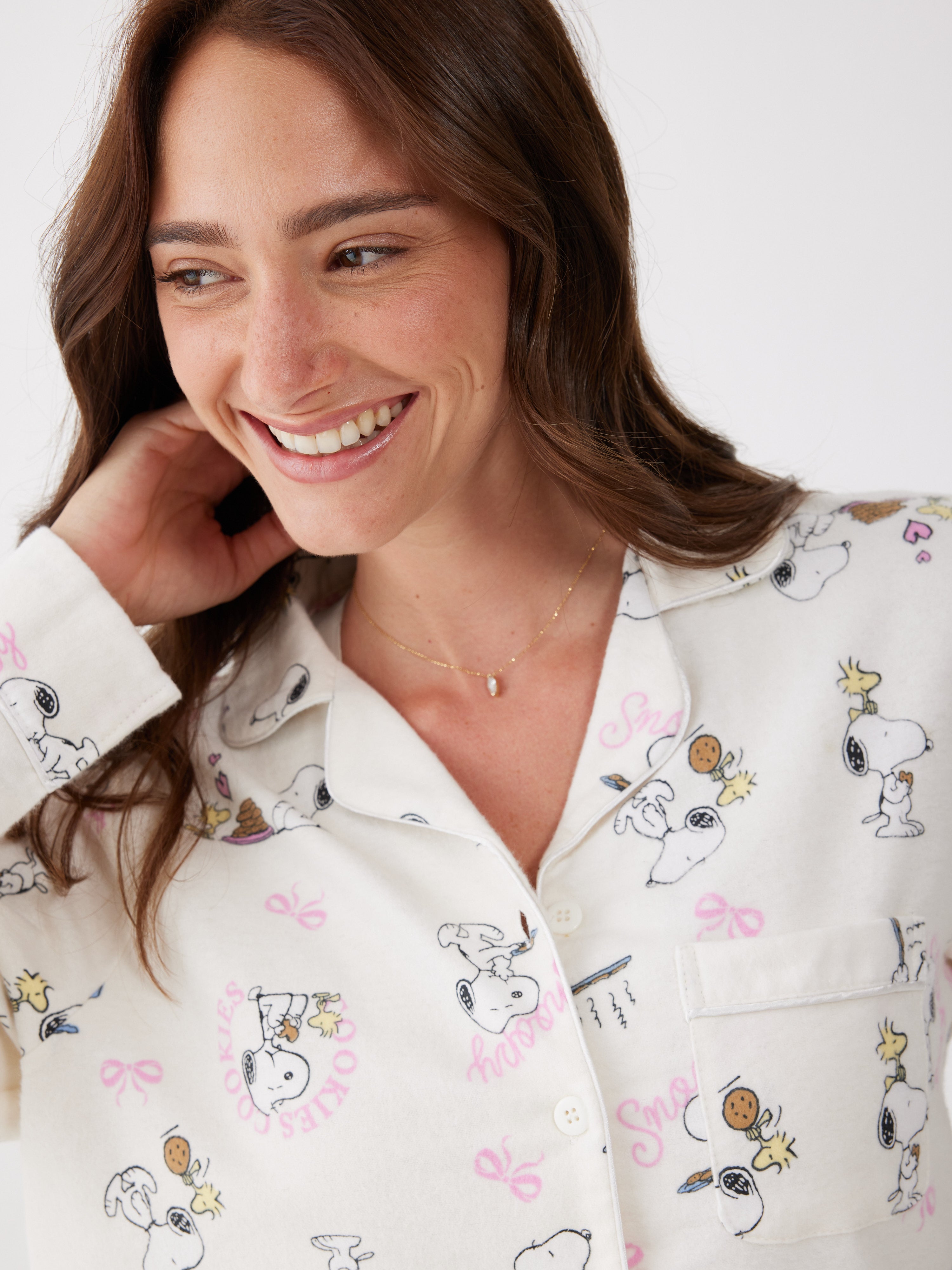 פיג'מה סנופי מכופתרת 100% כותנה ארוגה - שמנת