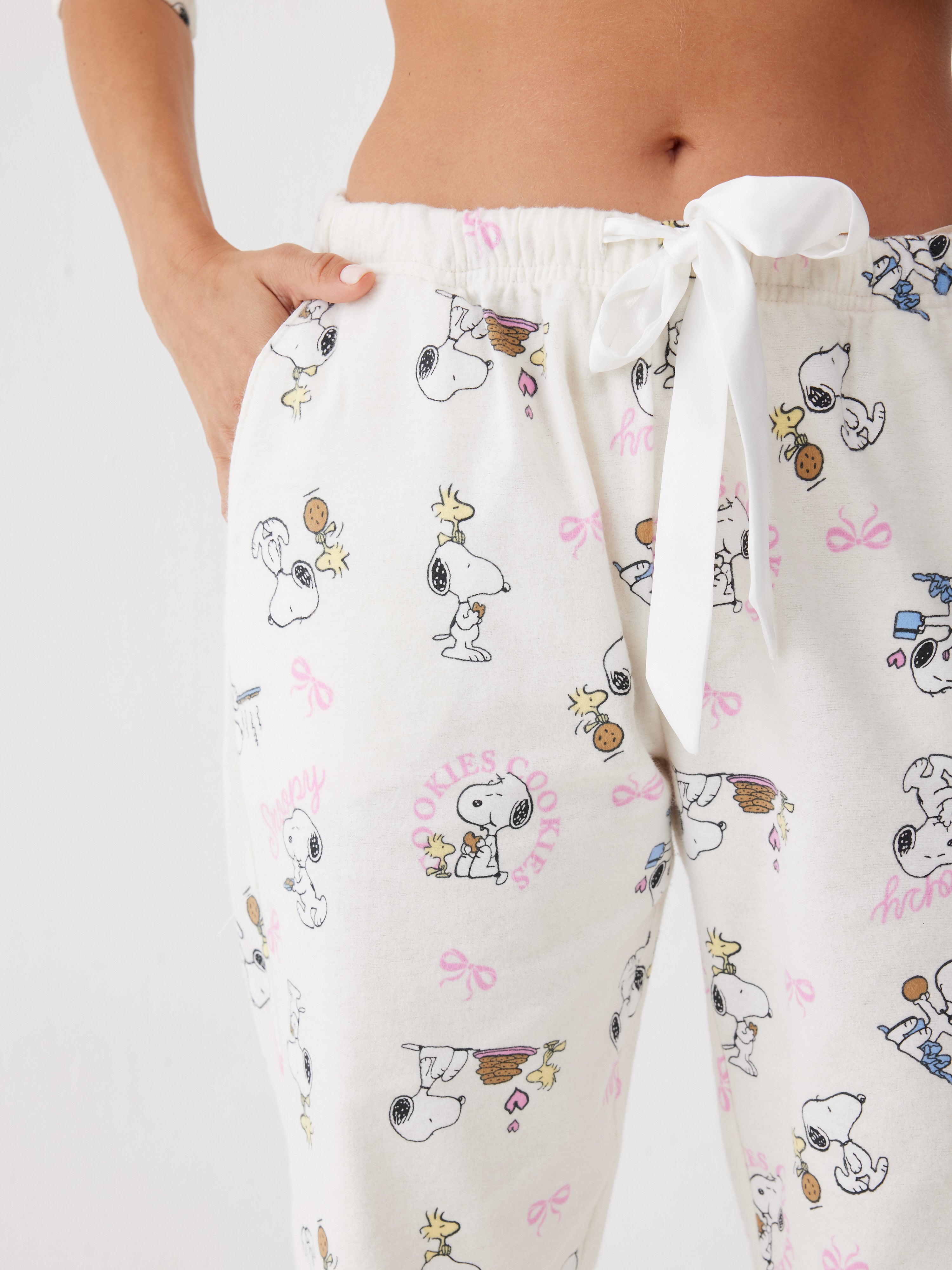 פיג'מה סנופי מכופתרת 100% כותנה ארוגה - שמנת