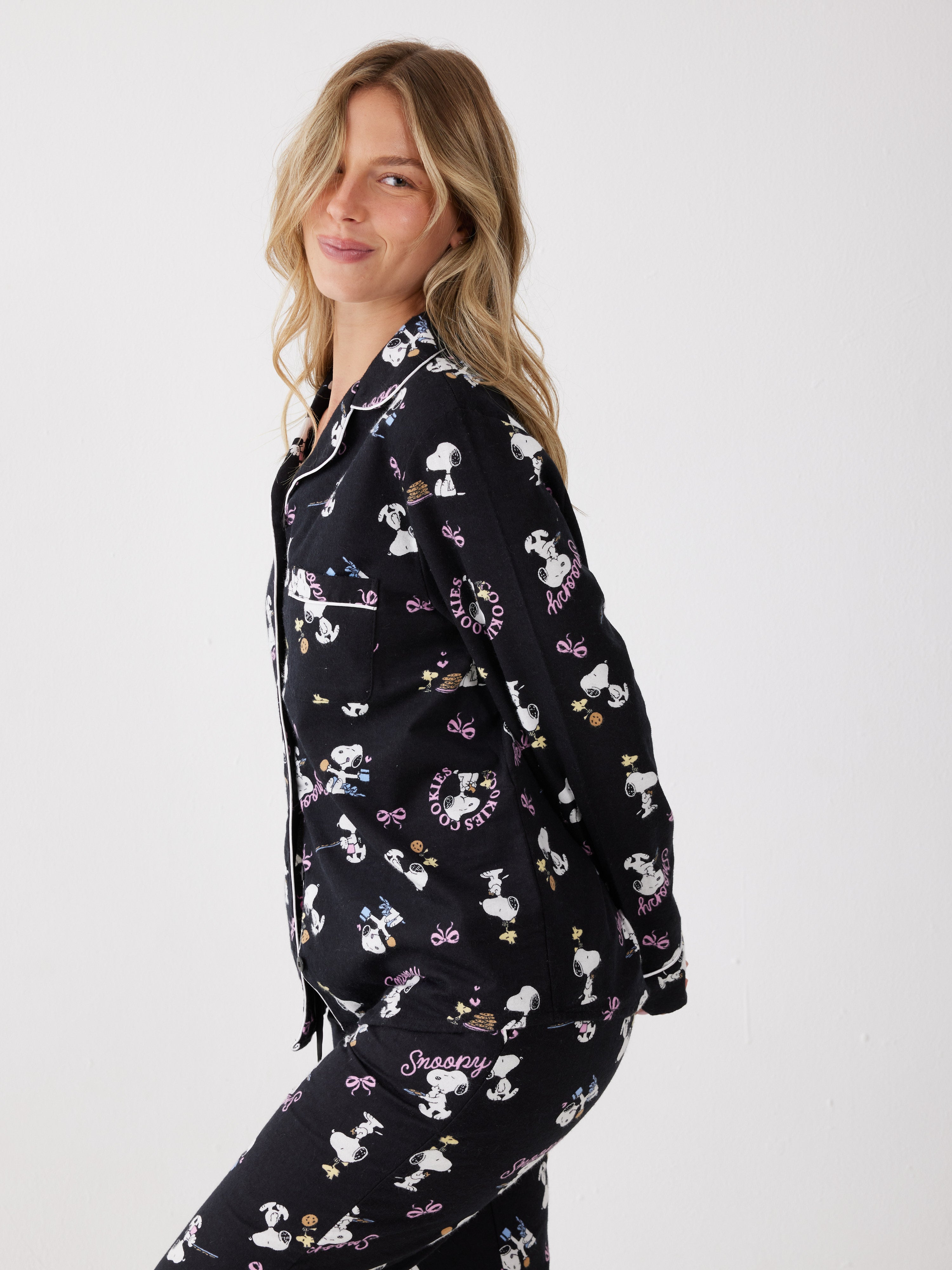 פיג'מה סנופי מכופתרת 100% כותנה ארוגה - שחור