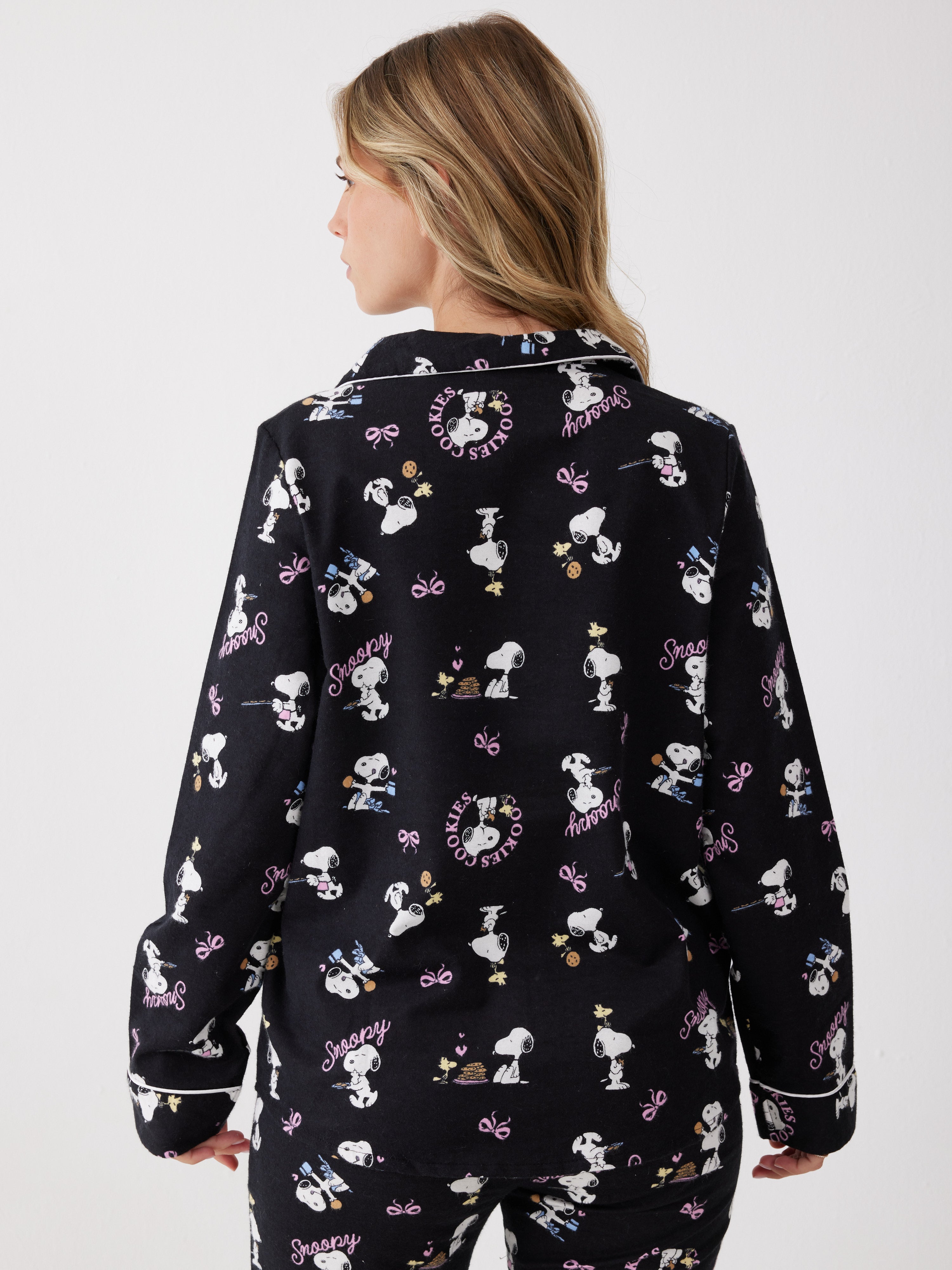 פיג'מה סנופי מכופתרת 100% כותנה ארוגה - שחור