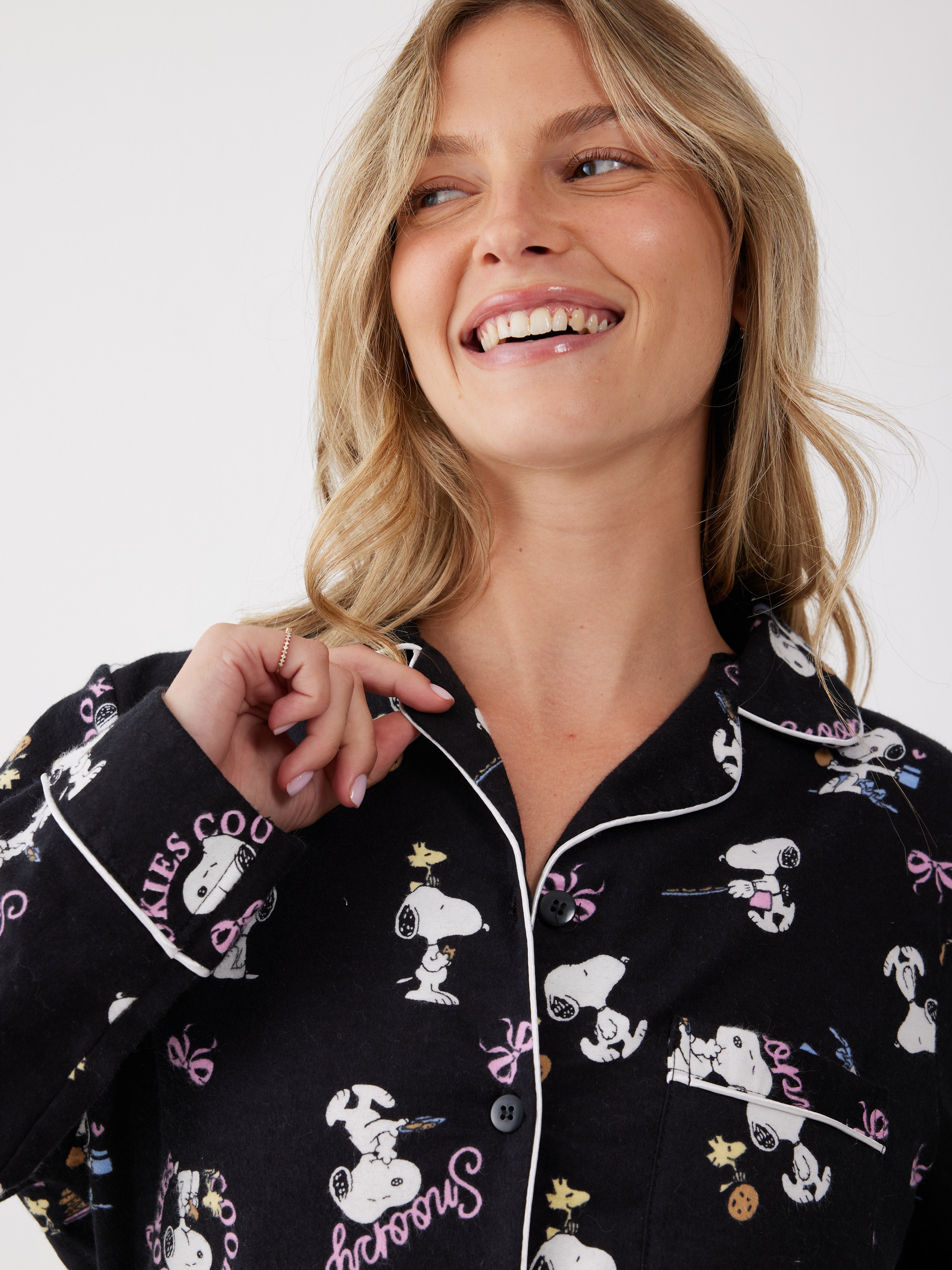 פיג'מה סנופי מכופתרת 100% כותנה ארוגה - שחור