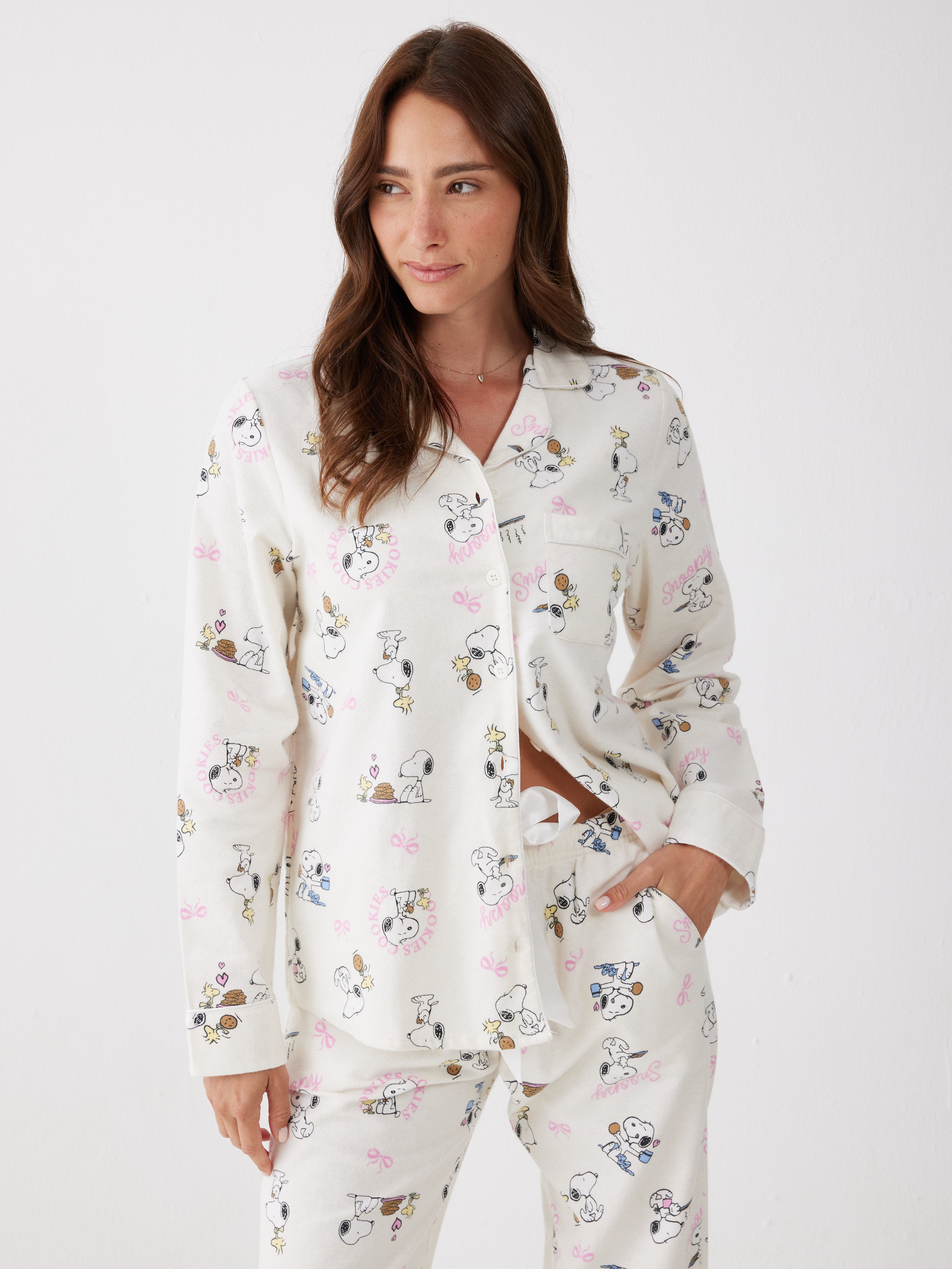 פיג'מה סנופי מכופתרת 100% כותנה ארוגה - שמנת