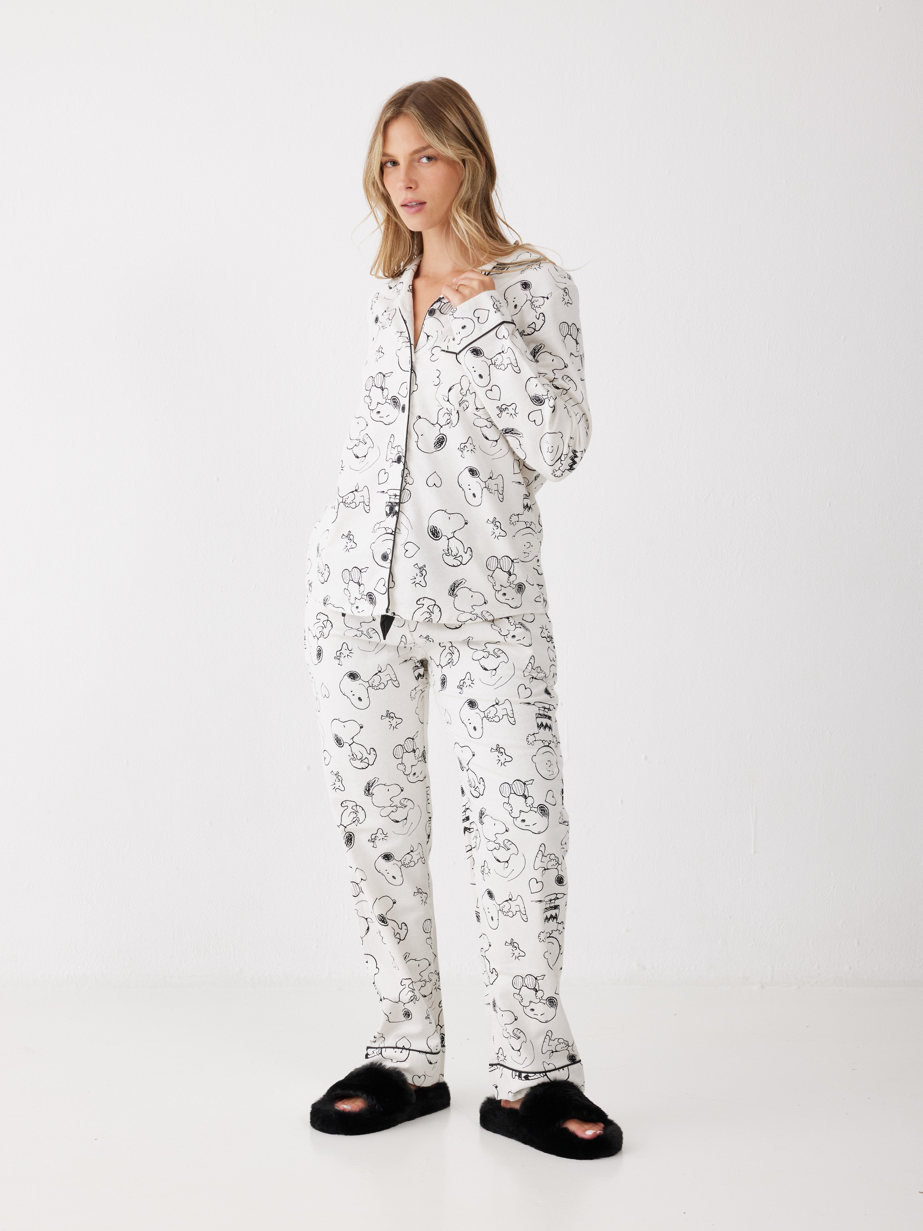 פיג'מה מכופתרת סנופי וחברים 100% כותנה ארוגה - שמנת