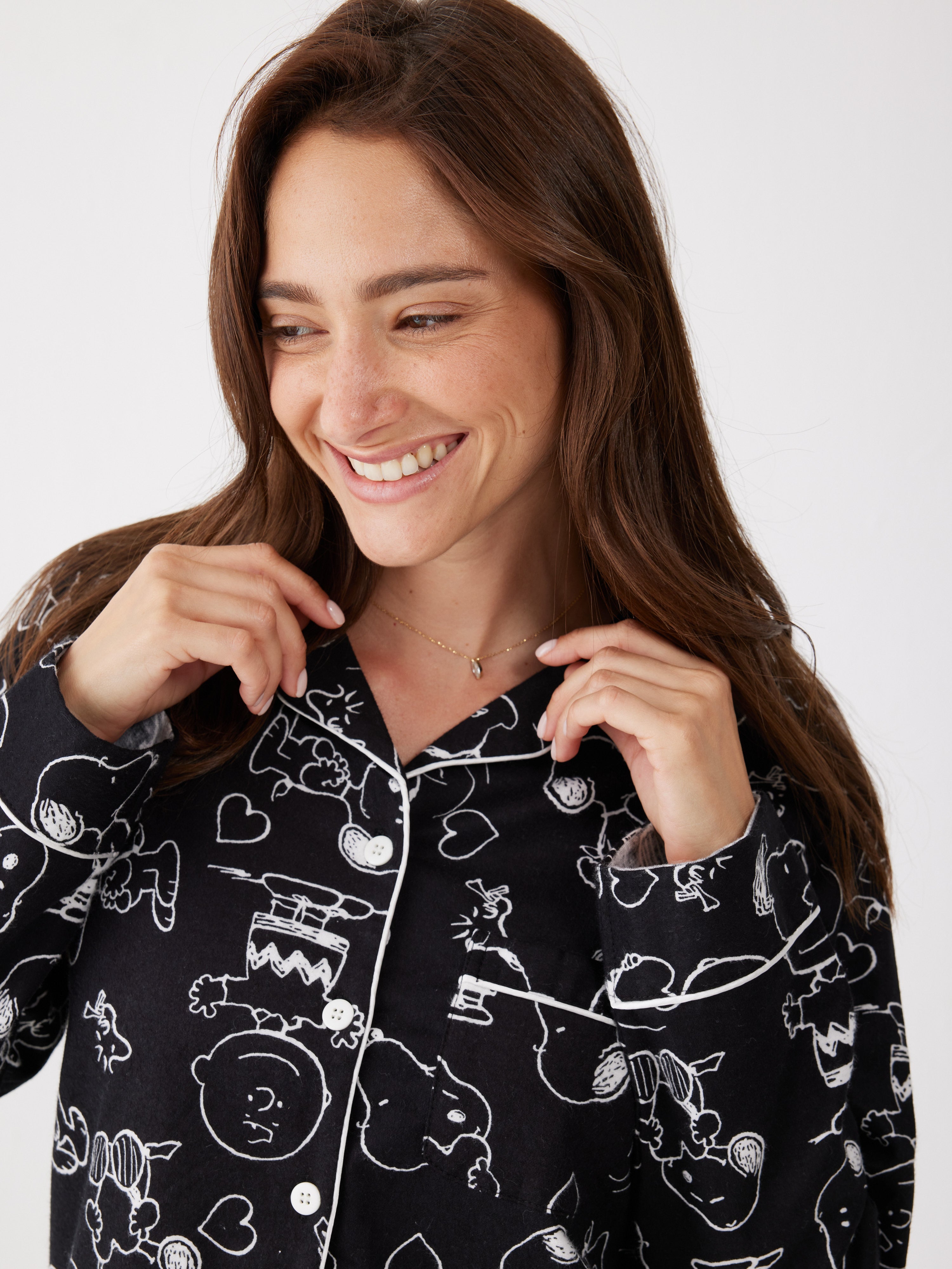 פיג'מה מכופתרת סנופי וחברים 100% כותנה ארוגה - שחור