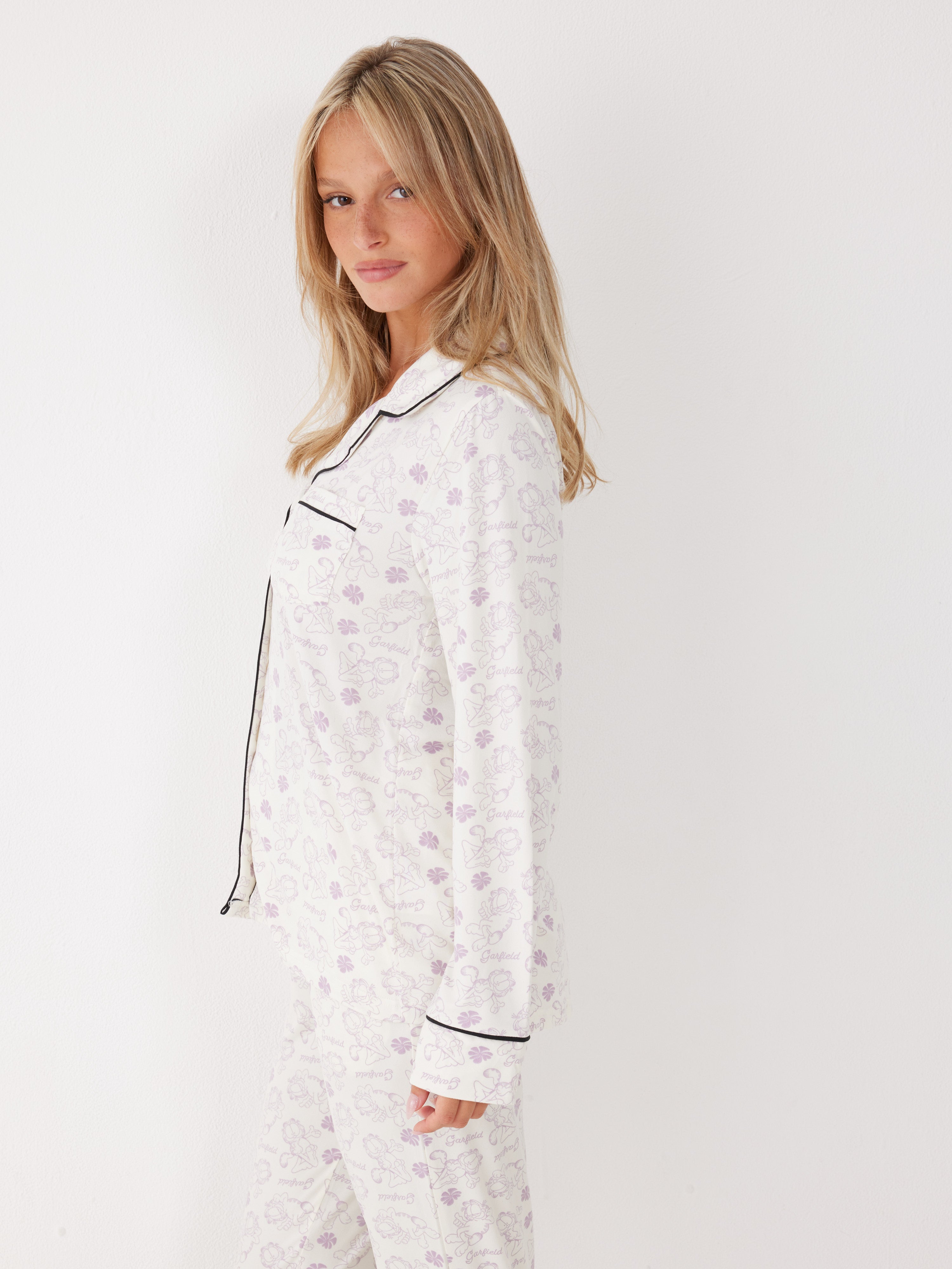 פיג'מה מכופתרת גארפילד יאמי - שמנת