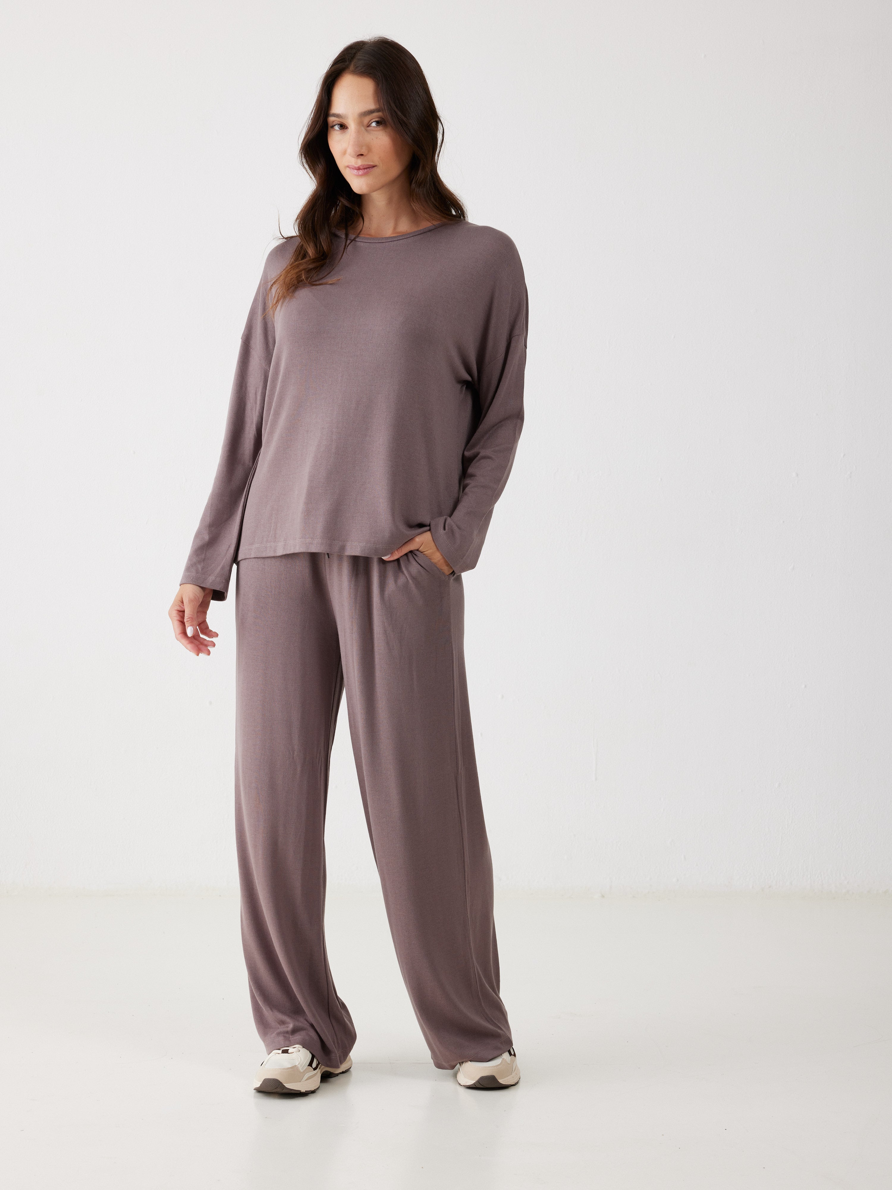 חליפת פנאי סריג דק - חום