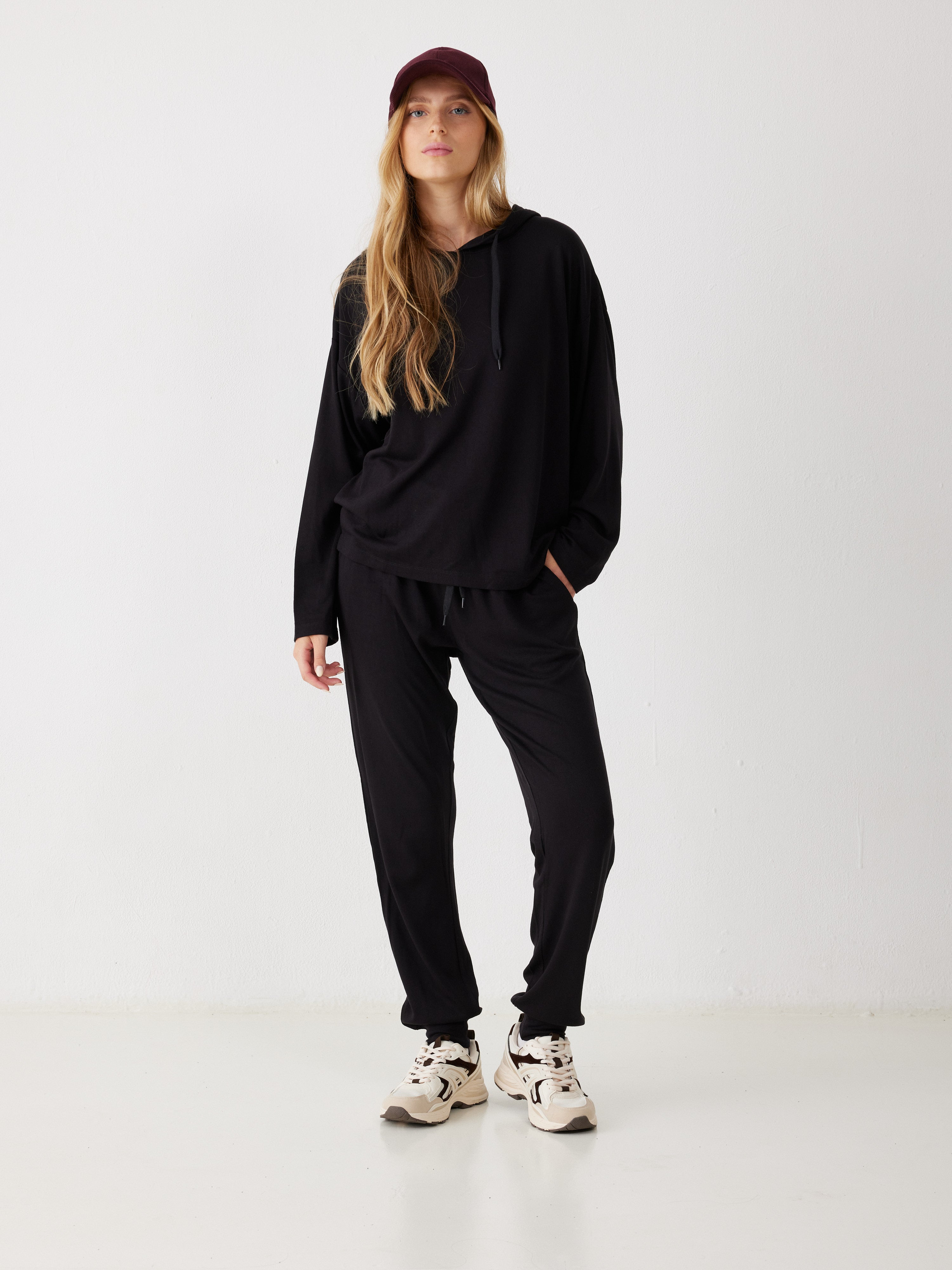 חליפת פנאי קפוצ'ון סריג דק - שחור