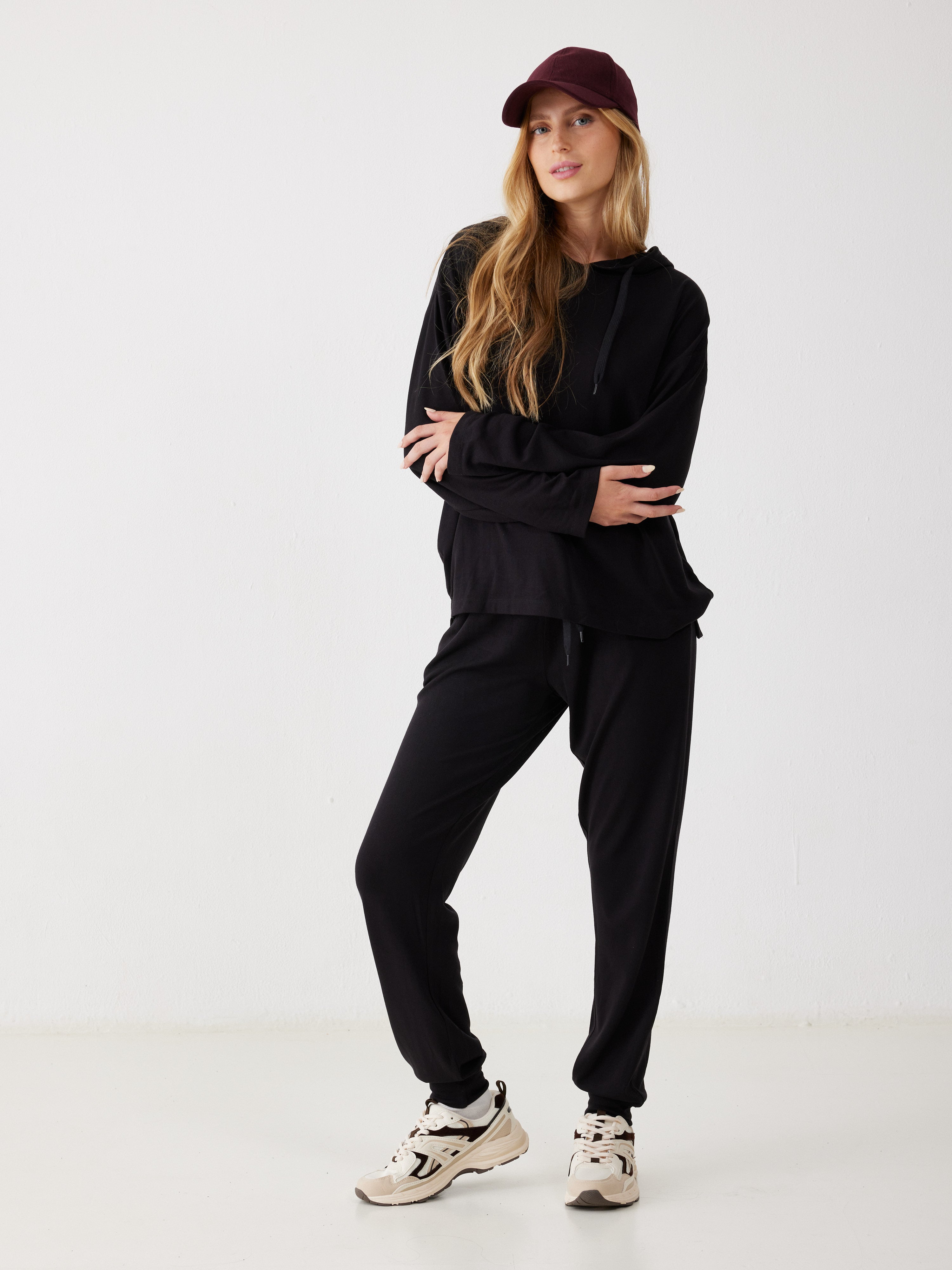 חליפת פנאי קפוצ'ון סריג דק - שחור