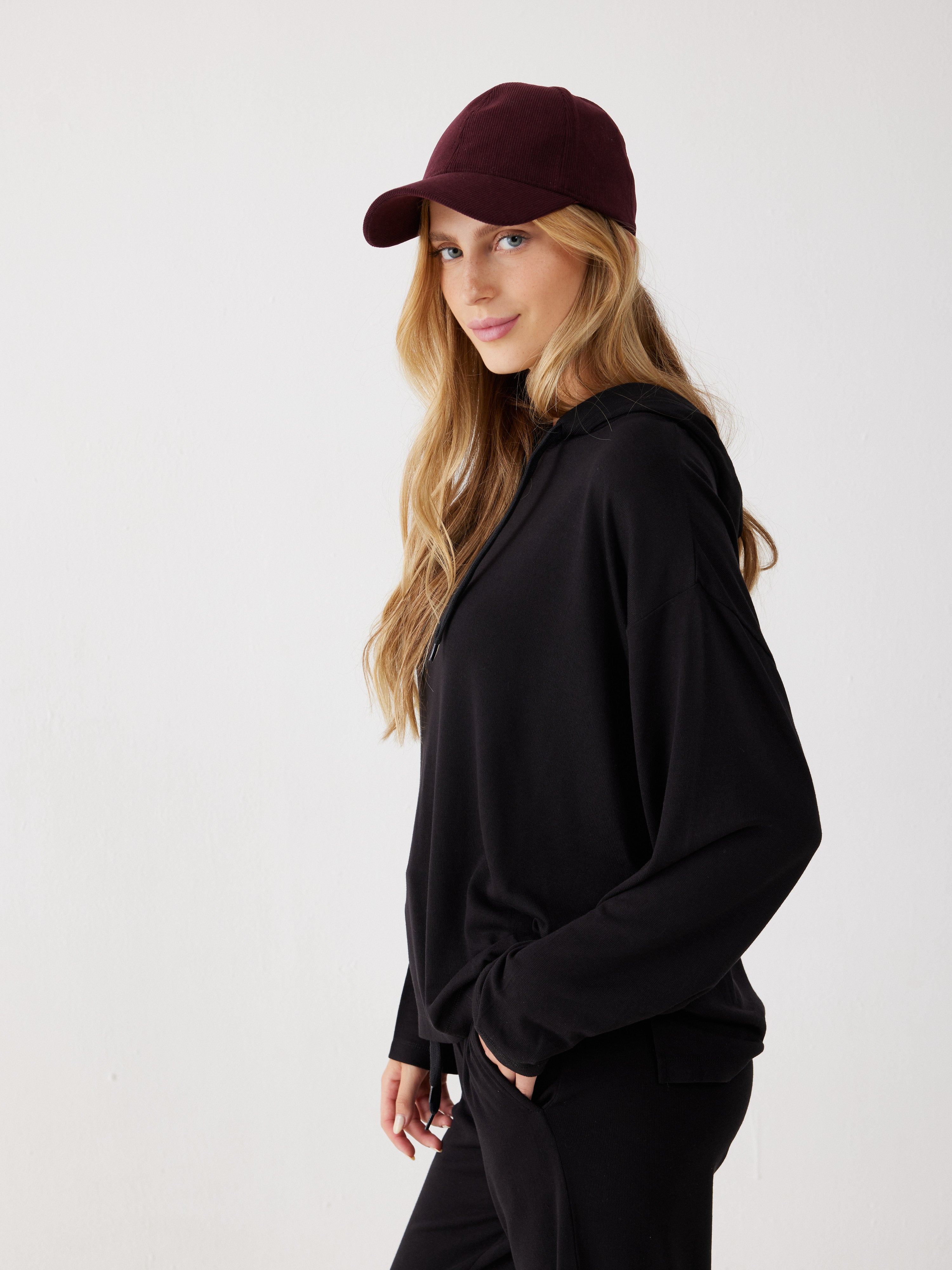 חליפת פנאי קפוצ'ון סריג דק - שחור