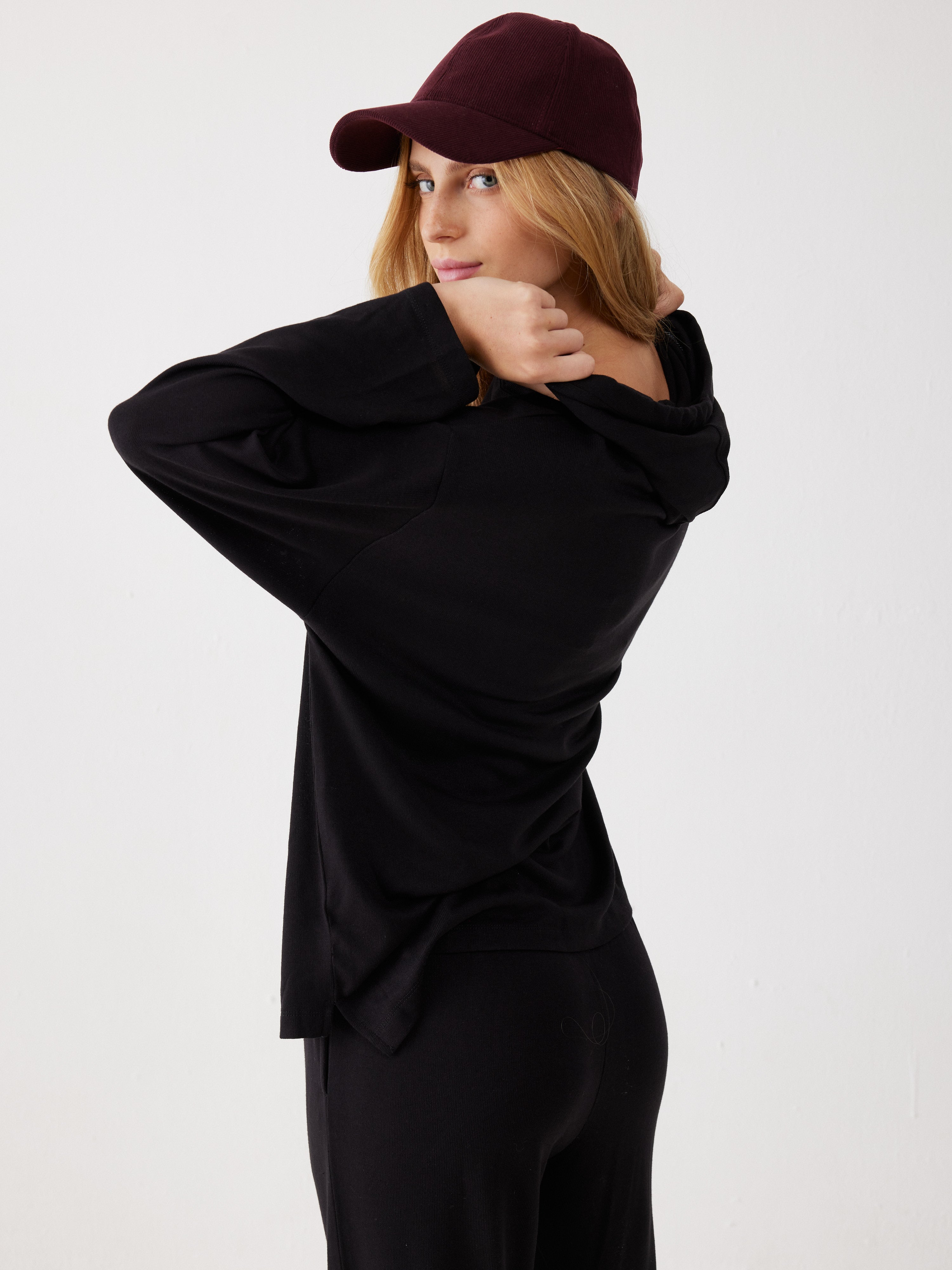 חליפת פנאי קפוצ'ון סריג דק - שחור