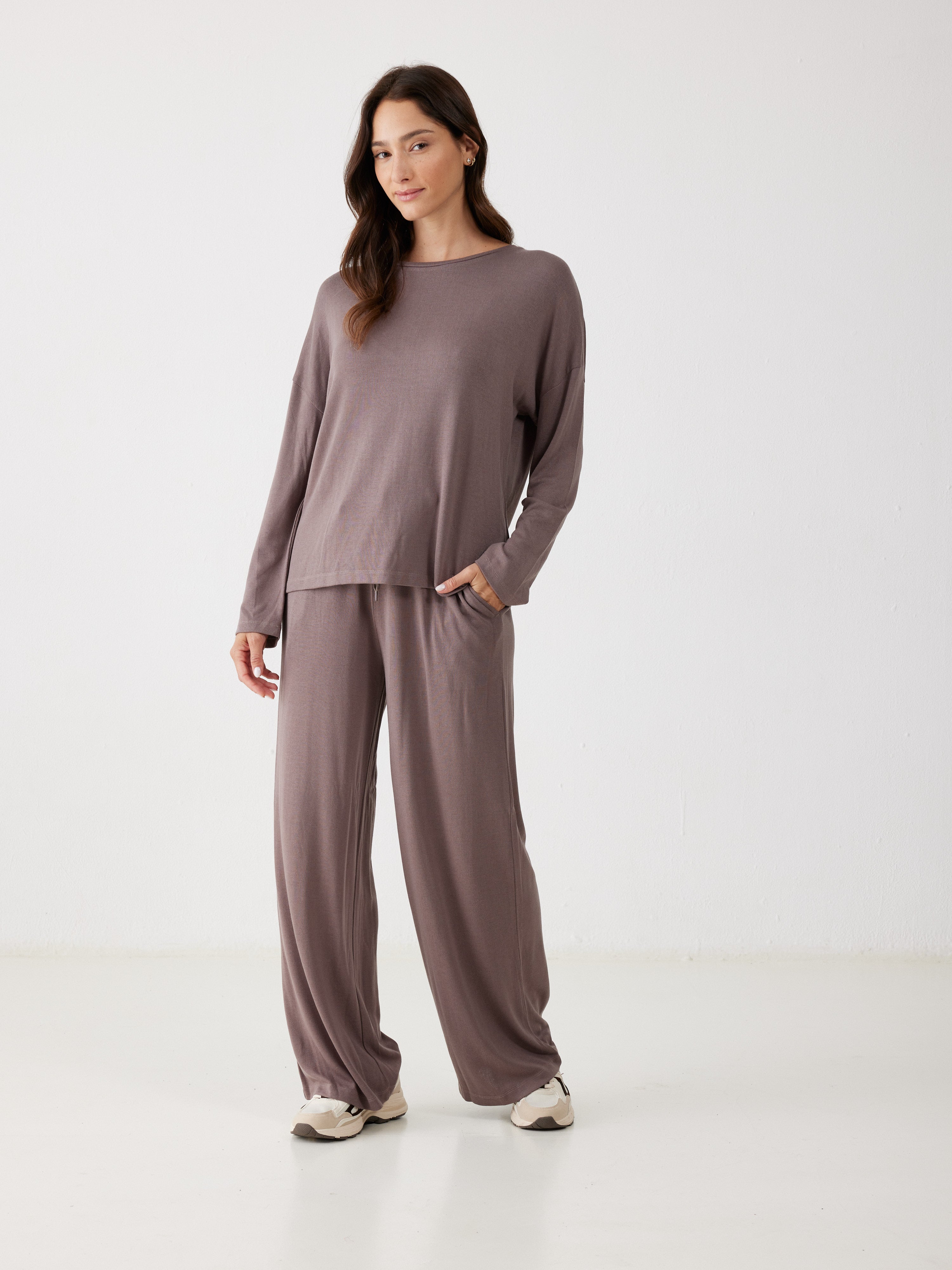 חליפת פנאי סריג דק - חום