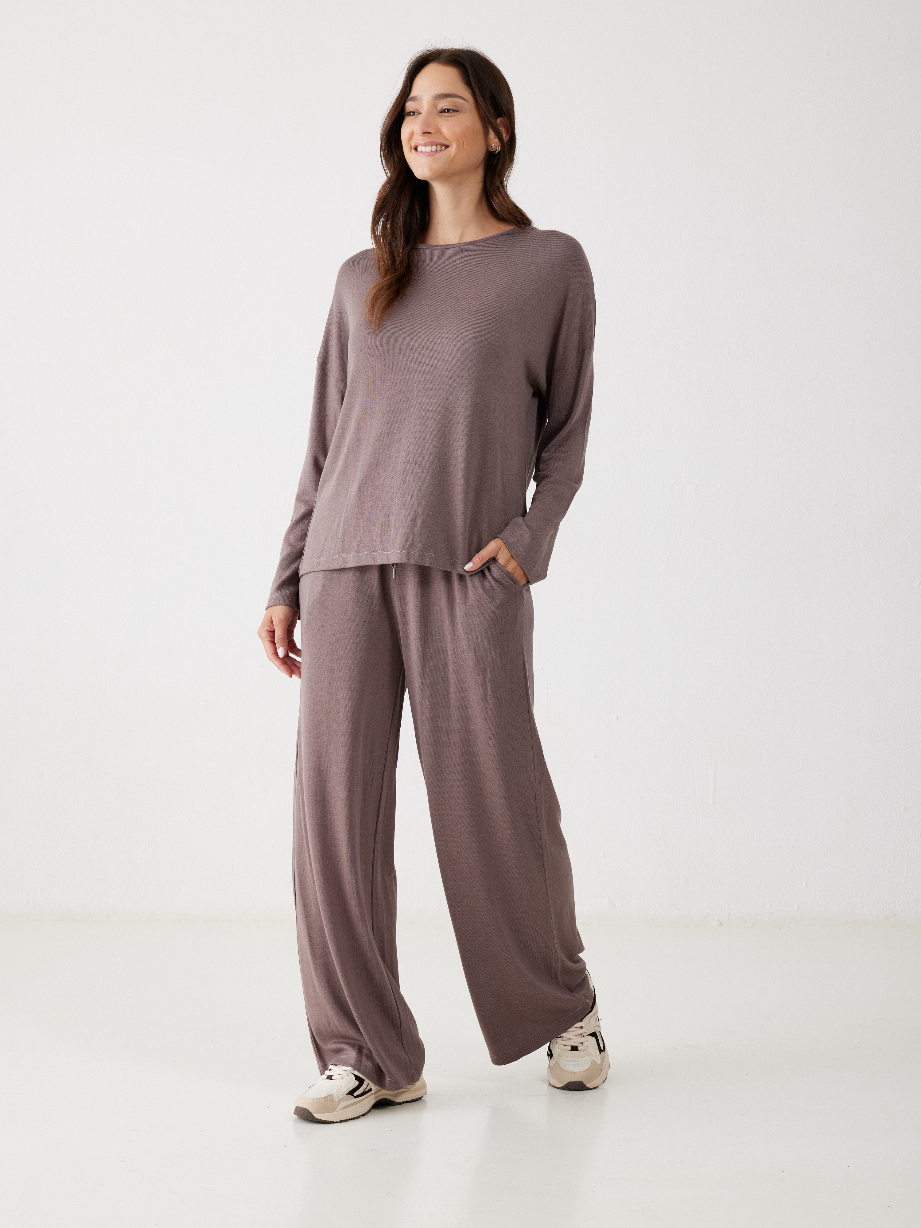 חליפת פנאי סריג דק - חום