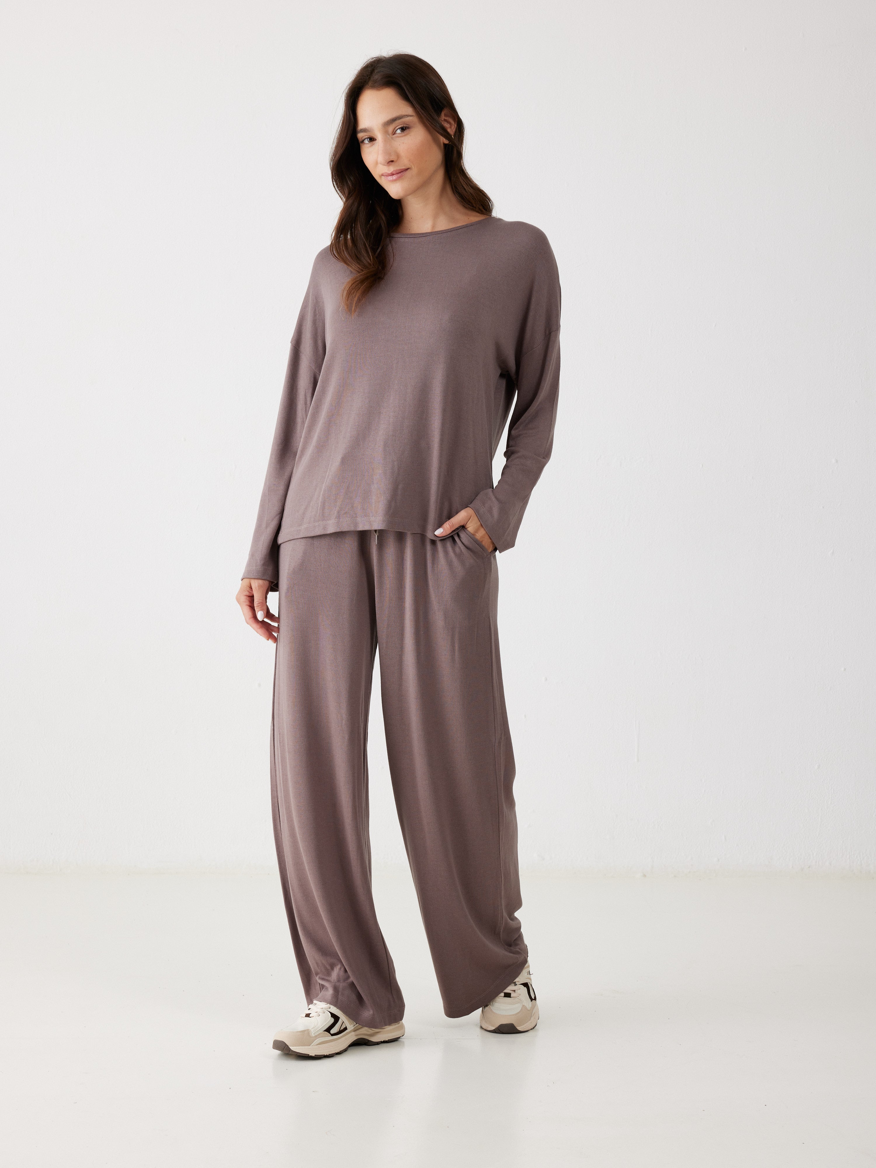 חליפת פנאי סריג דק - חום