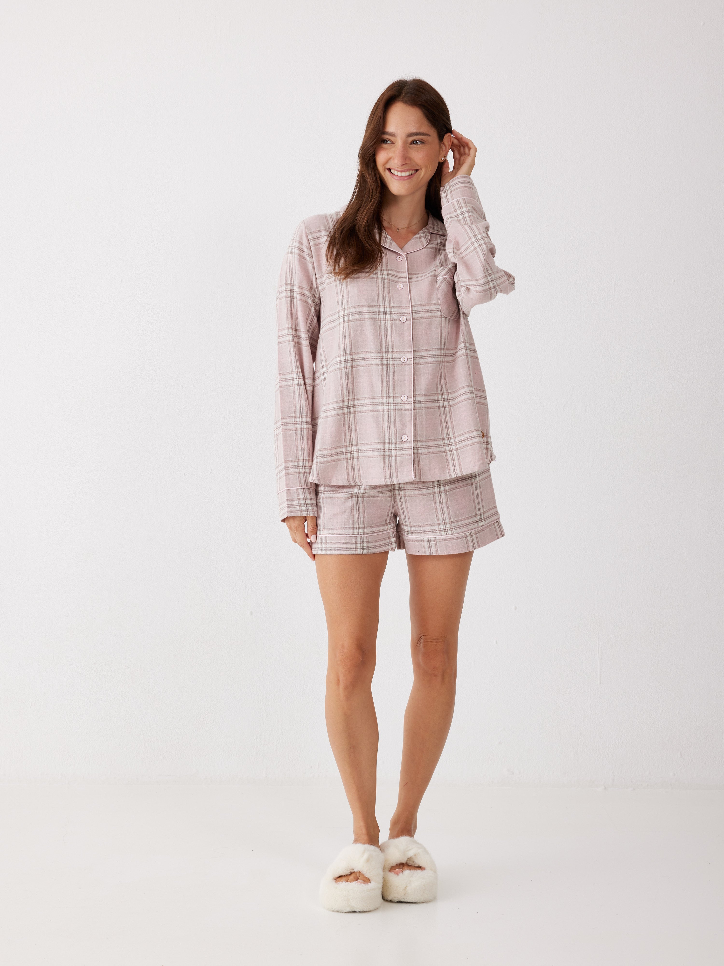 פיג'מת פלנל מכופתרת מכנס קצר - צבע חול