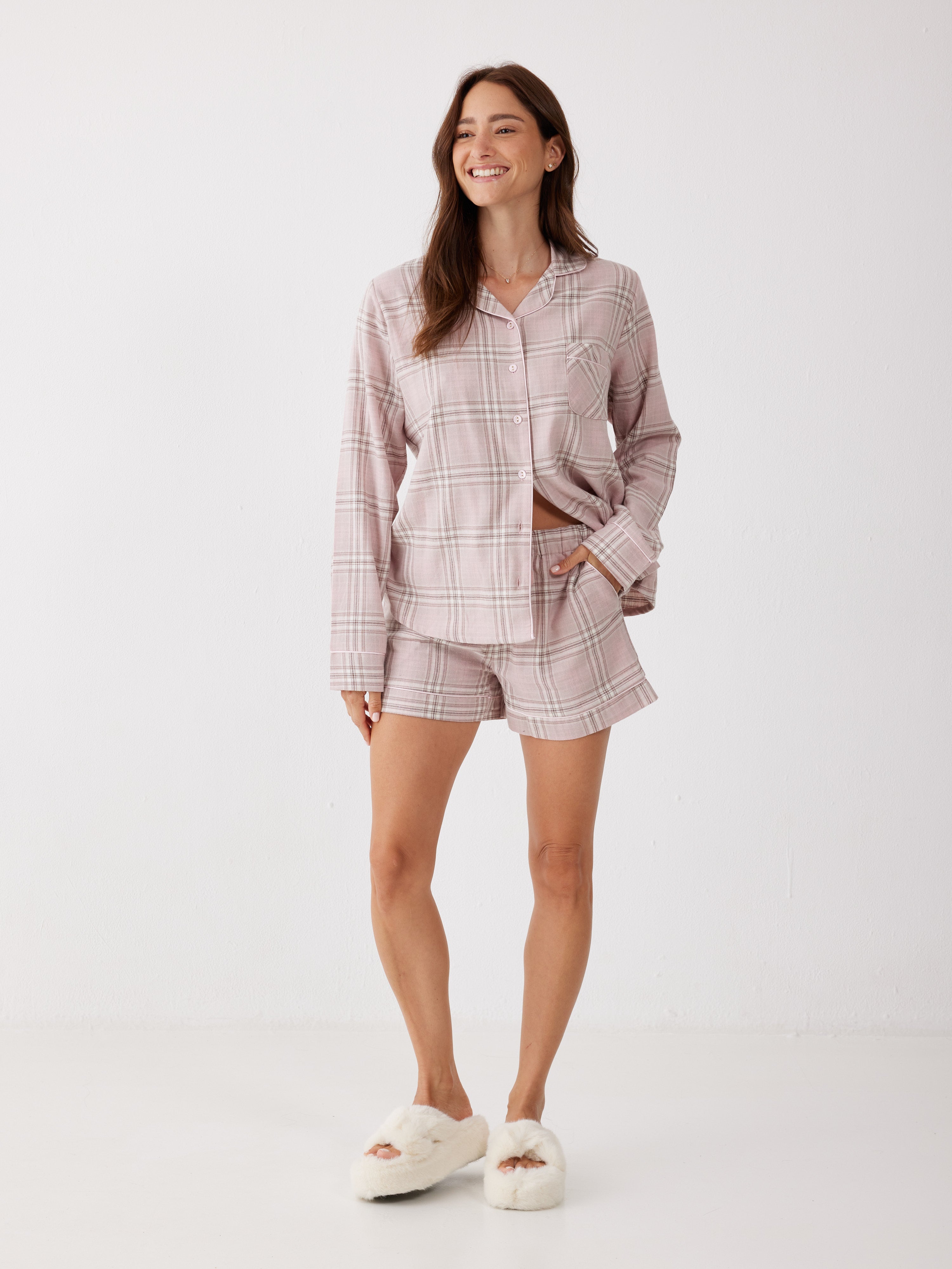 פיג'מת פלנל מכופתרת מכנס קצר - צבע חול